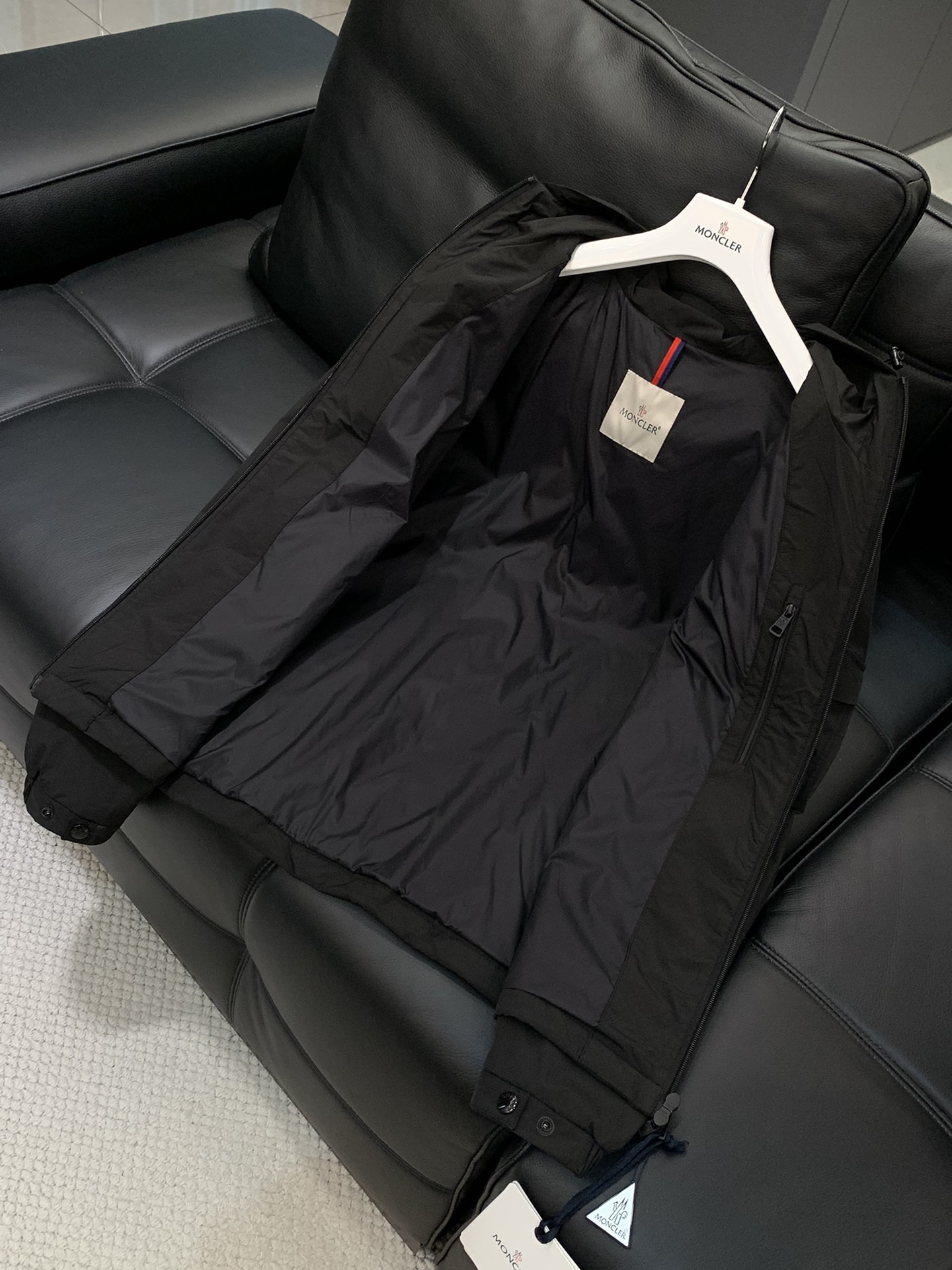 ，Moncler 蒙口，2025秋季最新品，专柜同步有售，原单狠货，时尚休闲连帽外套，上身舒适！吸睛而有