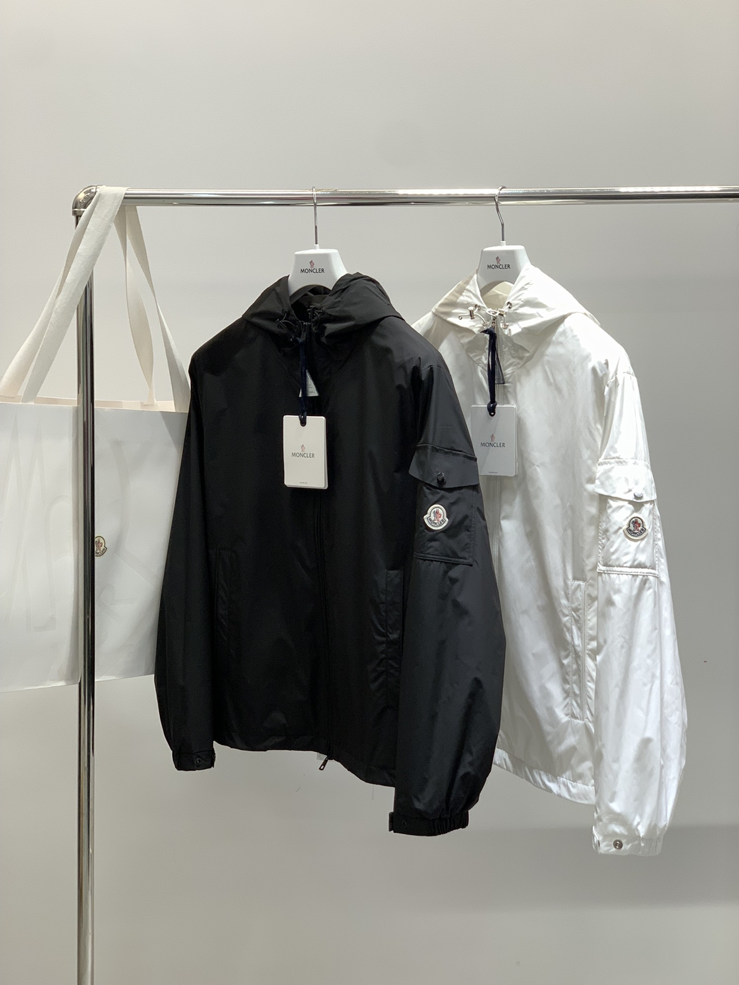 ，Moncler 蒙口，2025秋季最新品，专柜同步有售，原单狠货，时尚休闲连帽外套，上身舒适！吸睛而有