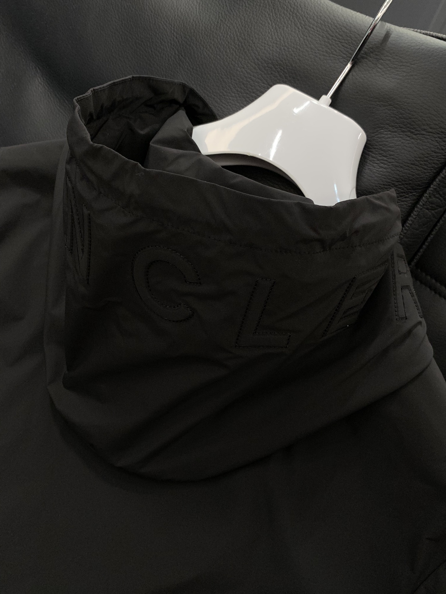 ，Moncler 蒙口，2025秋季最新品，专柜同步有售，原单狠货，时尚休闲连帽外套，上身舒适！吸睛而有