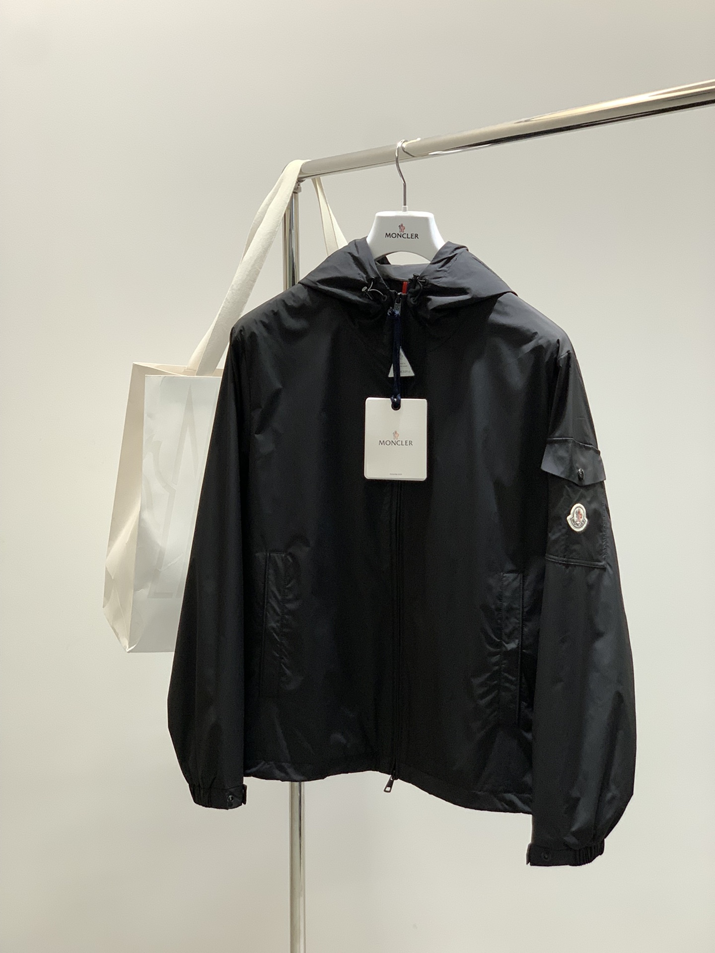 ，Moncler 蒙口，2025秋季最新品，专柜同步有售，原单狠货，时尚休闲连帽外套，上身舒适！吸睛而有