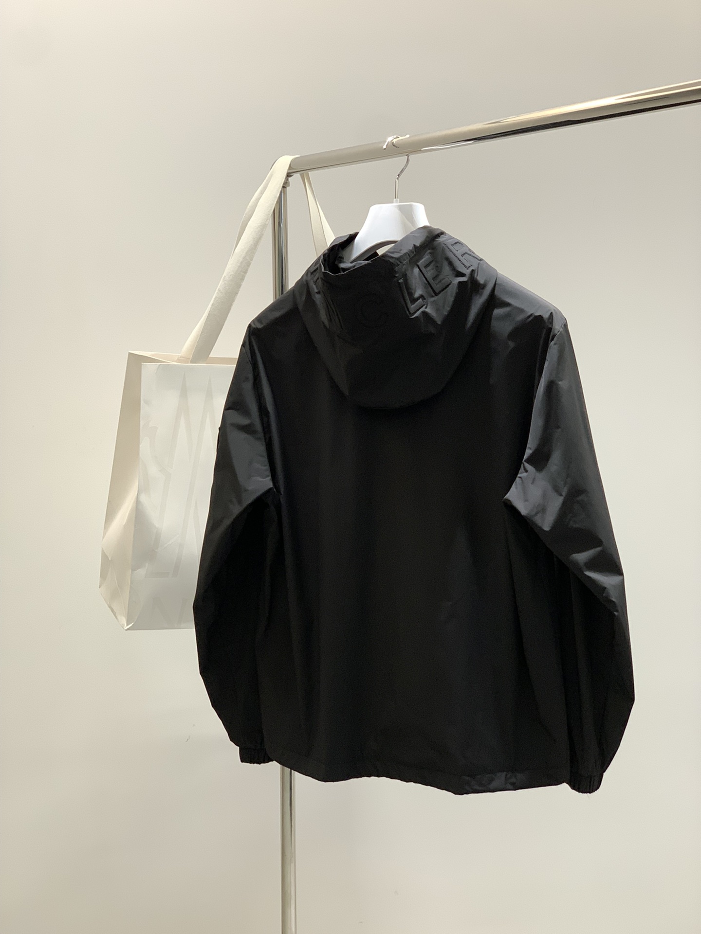 ，Moncler 蒙口，2025秋季最新品，专柜同步有售，原单狠货，时尚休闲连帽外套，上身舒适！吸睛而有