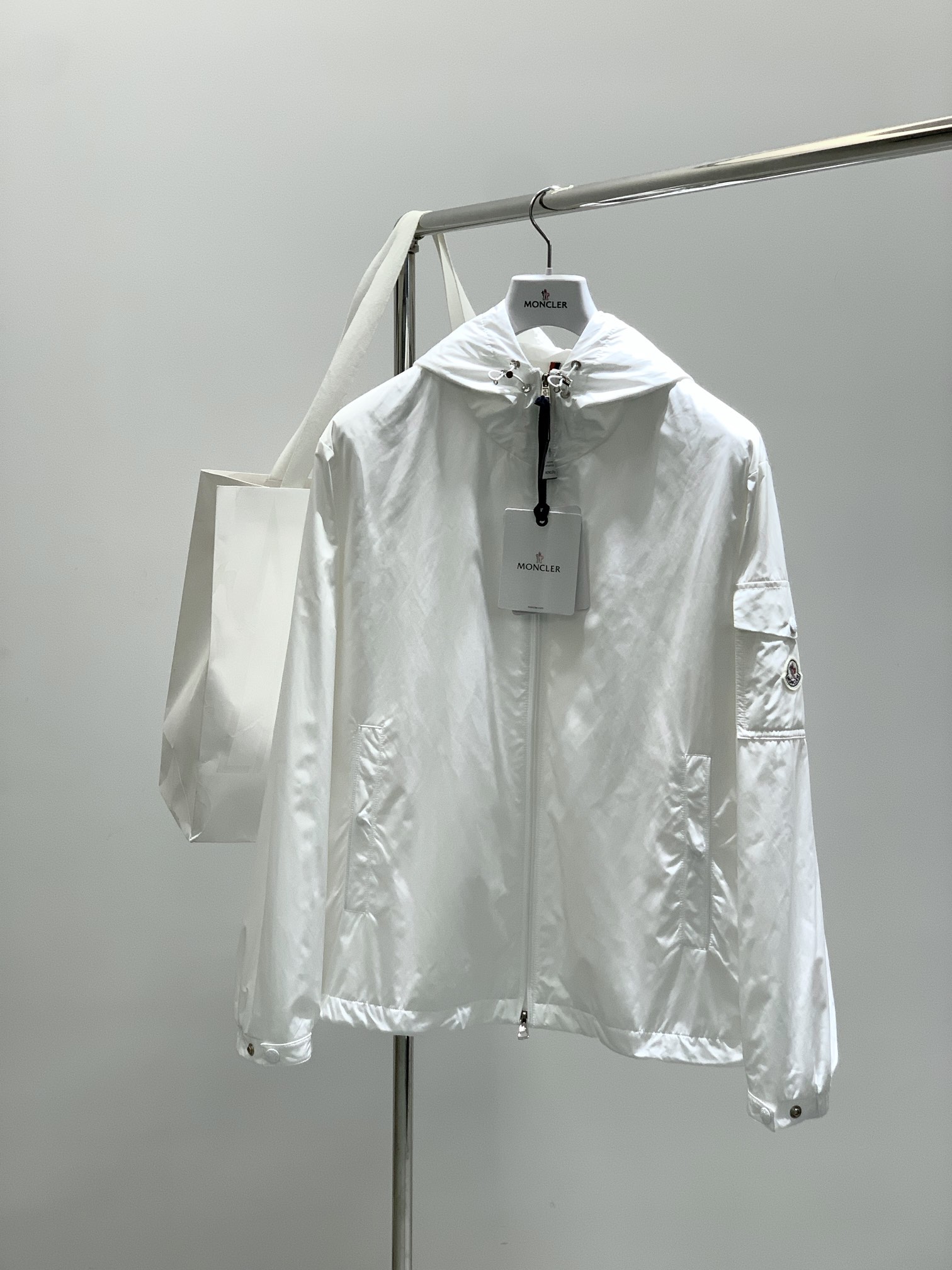 ，Moncler 蒙口，2025秋季最新品，专柜同步有售，原单狠货，时尚休闲连帽外套，上身舒适！吸睛而有