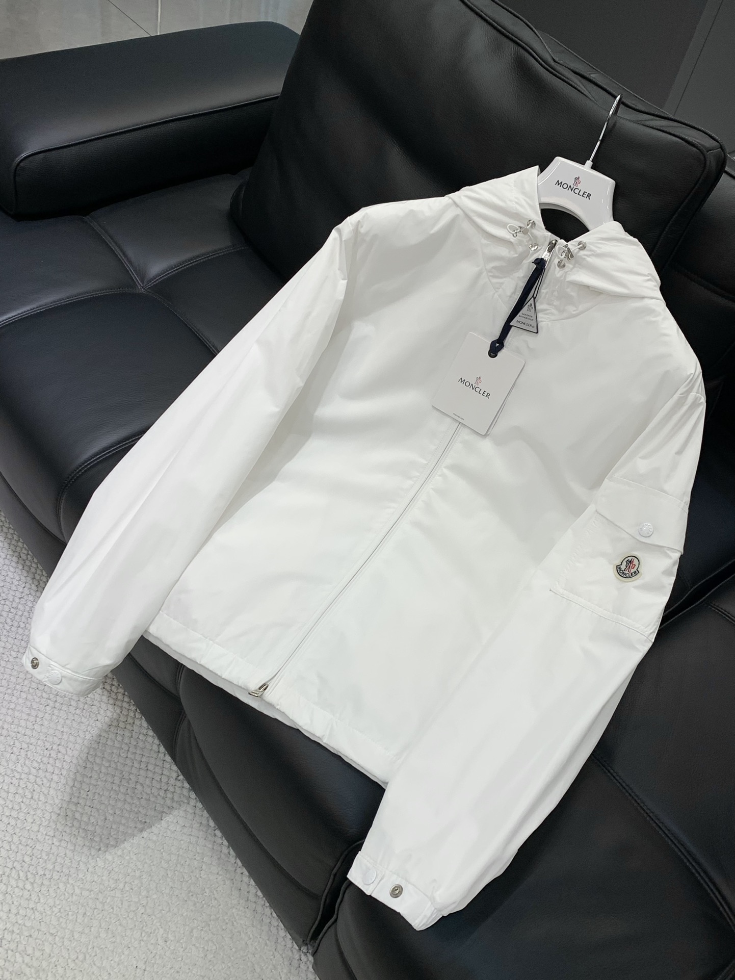 ，Moncler 蒙口，2025秋季最新品，专柜同步有售，原单狠货，时尚休闲连帽外套，上身舒适！吸睛而有