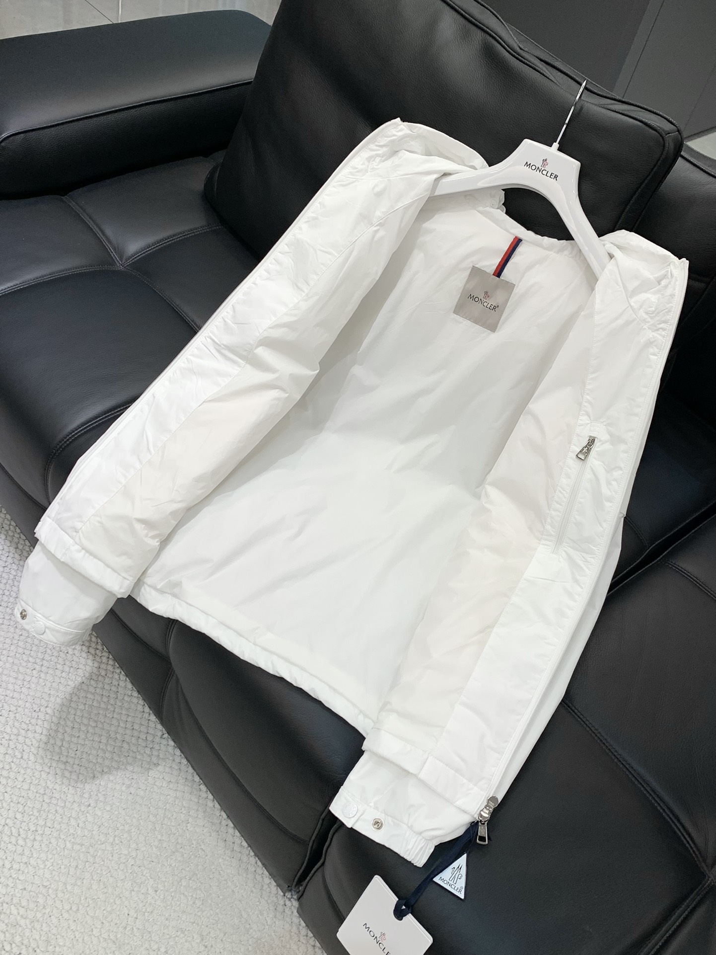 ，Moncler 蒙口，2025秋季最新品，专柜同步有售，原单狠货，时尚休闲连帽外套，上身舒适！吸睛而有