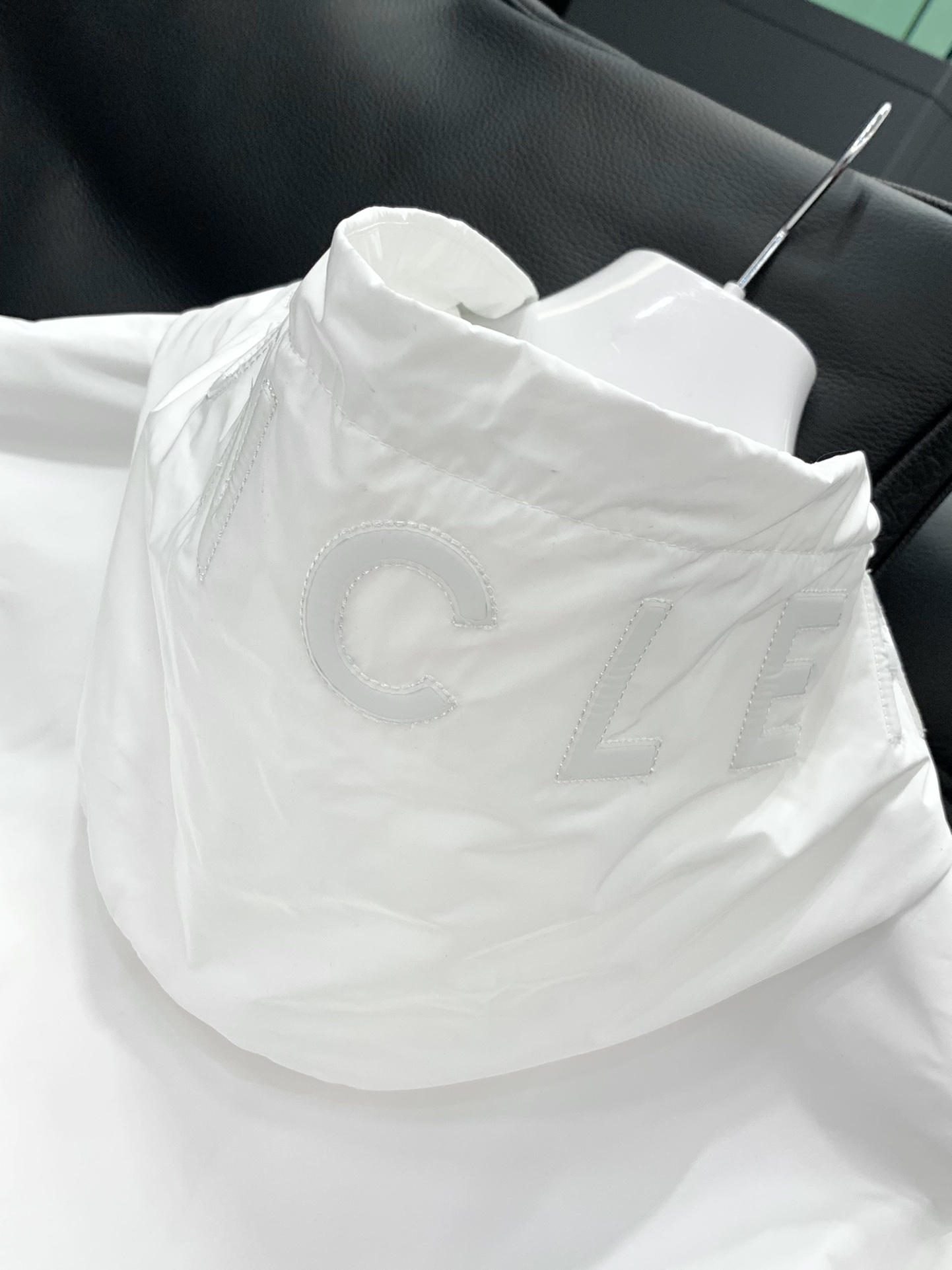 ，Moncler 蒙口，2025秋季最新品，专柜同步有售，原单狠货，时尚休闲连帽外套，上身舒适！吸睛而有