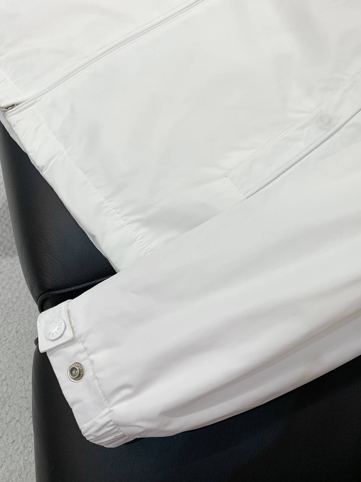 ，Moncler 蒙口，2025秋季最新品，专柜同步有售，原单狠货，时尚休闲连帽外套，上身舒适！吸睛而有