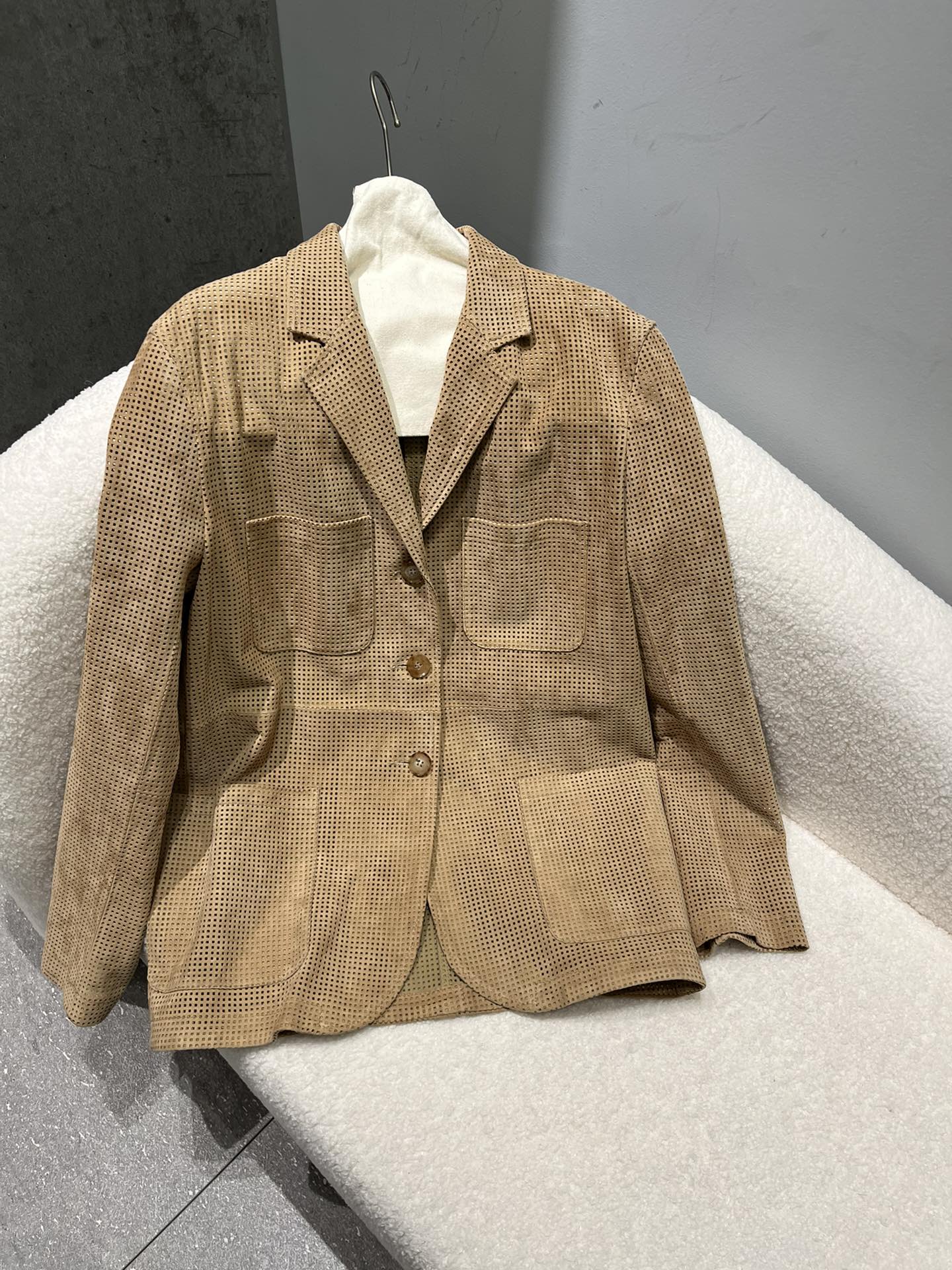 NO:721832,, Bc sheepskin suede perforated suit, the buttons are horn buttons, very high-end, the inside is made of closed velvet technology, the overall dress is very light, women's clothing, business suit, sheepskin,19860909,Bc羊皮绒面打孔西装,扣子是牛角扣,非常高档,里面做了闭绒工艺,整体衣服很轻盈,女装,business suit,sheepskin,,Women's clothing