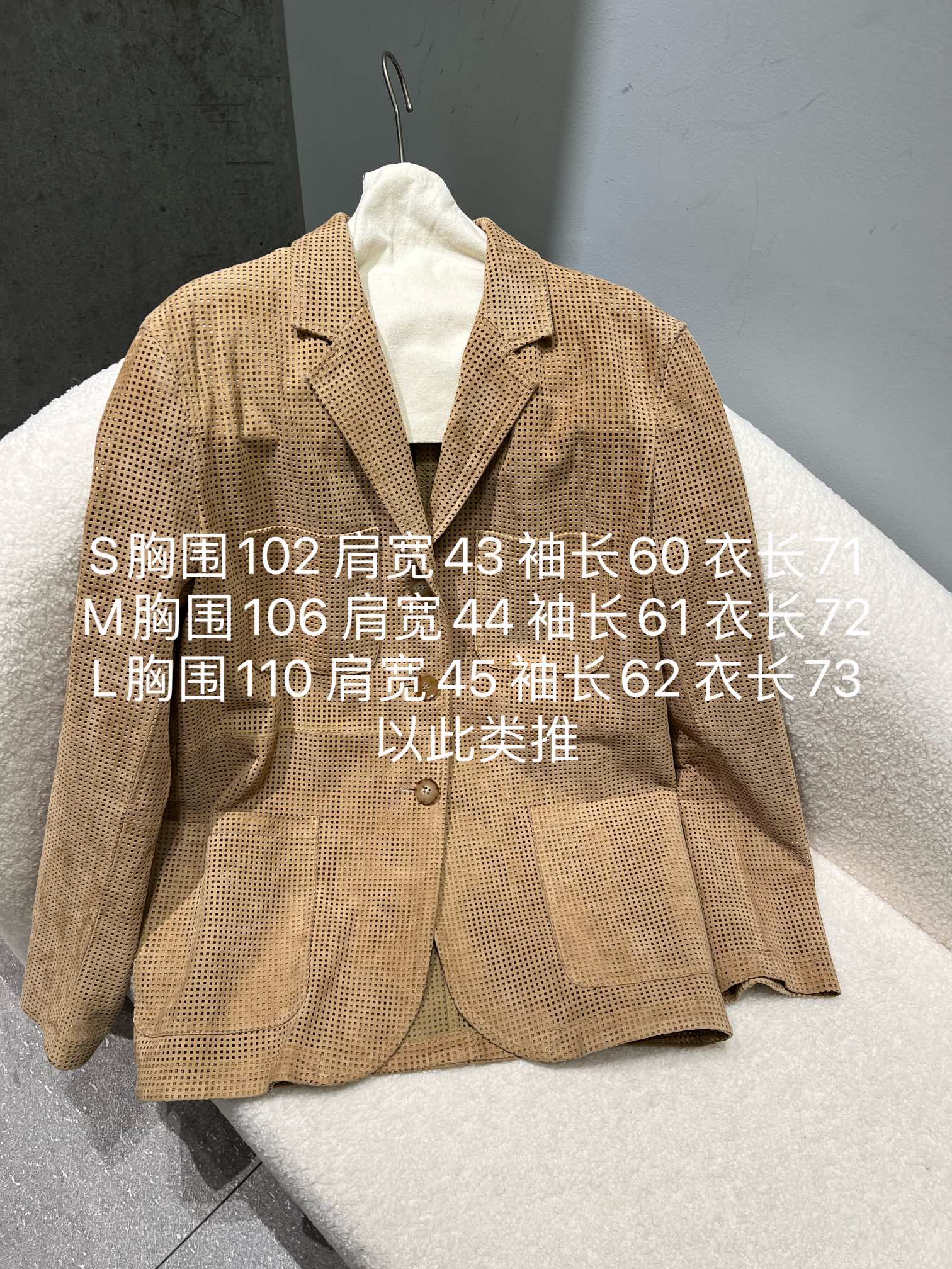 NO:721836,, Bc sheepskin suede perforated suit, the buttons are horn buttons, very high-end, the inside is closed with velvet technology, the overall suit is very light, size S- Xl, loose fit, women's clothing, business suit, sheepskin,19860909,Bc羊皮绒面打孔西装,扣子是牛角扣,非常高档,里面做了闭绒工艺,整体衣服很轻盈 尺寸S- Xl码,宽松版型,女装,business suit,sheepskin,,Women's clothing