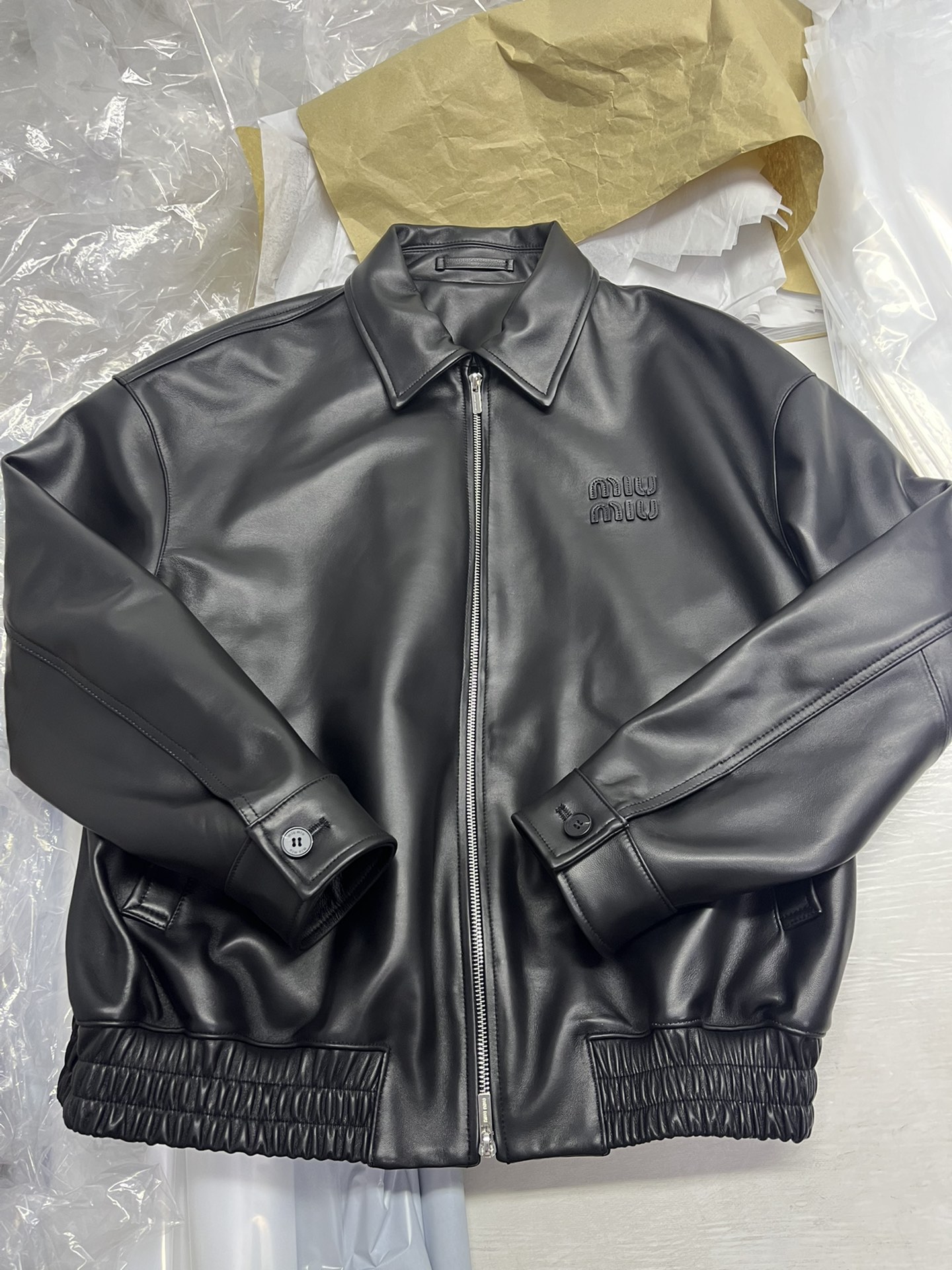 NO:777540,, miumiu sheepskin hooded leather jacket, loose fit. The letters are oiled and edged with the same counter, very three-dimensional. The miu series is available ~ the autumn and winter series are also made, miumiu-clothing, miumiu, leather jacket, sheepskin, hats,19860909,miumiu羊皮连帽皮衣,宽松版型.字母做了油边同专柜,非常立体 ｍｉｕ系列都有～秋冬系列也在做了,缪缪-服装,miumiu,leather jacket,sheepskin,hats,,Women's clothing