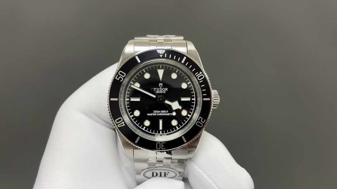 NO:384770,DIF has launched the new Biwan, and friends who know Tudor know it. The new representative dial is shown in a monochrome design for the first time. It shows its avant-garde style. The case is made of stainless steel. The case has been polished and brushed in fine polished and brushed to show a unique texture and gloss. The dial is made of exquisite sun pattern design, which exudes a charming luster under direct light. The crown is designed with relief technology. The rose mark of the Tudor watch is designed with relief technology. The details are added to the details. The 'T-fit' buckle fine-tuning function facilitates the wearer to quickly adjust the length, realizes the length adjustment of 8 mm, and is flexible and free. The round arch mirror has excellent scratch resistance and can effectively protect the dial from external damage. At the same time, it provides a clear visual experience. Each of the five-bead straps has been finely polished and polished. The case diameter is 41mm. It is suitable for daily wear, but also shows the atmosphere and exquisiteness of the watch.19860909DIF最新推出新款碧湾,了解帝舵的朋友都知道.新一代表盘首次以单色设计展现.尽显前卫风范.表壳采用不锈钢材质打造.表壳经过精细的抛光与拉丝工艺,展现出独特的质感和光泽度.盘面上采用精致的太阳纹设计,在直视光线下散发闪耀迷人的光泽.表冠上以浮雕工艺设计帝舵表的玫瑰标.细节处增加了品牌识别度.“T-fit”表扣微调功能 方便佩戴者快速调节长度,实现8毫米调校长度,灵活自如,圆拱形镜面具有出色的抗刮擦性能,能够有效保护表盘免受外界损伤.同时提供清晰的视觉体验.五珠表带 每一粒都经过精细抛光打磨.表壳直径41mm.既适合日常佩戴,又能展现出腕表的大气与精致,,Watch