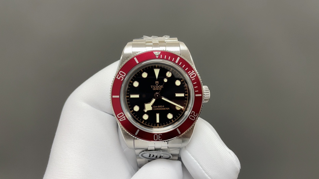 NO:384782,DIF has launched the new Biwan third-generation small red shield, with a strong retro atmosphere. The watch is equipped with a middle polished five-bead strap. The case diameter is just right. The case is made of stainless steel. Large area brushed further enhances the sense of casual and sporty. The red aluminum ring port can be rotated in one direction. The crown is designed with relief technology. The rose mark of the Tudor watch is designed with relief technology. The details increase the brand recognition. The 'T-fit' buckle fine-tuning function facilitates the wearer to quickly adjust the length, realizes the length adjustment of 8 mm, and is flexible and free. The round arch mirror has excellent scratch resistance and can effectively protect the dial from external damage. At the same time, it provides a clear visual experience. Each of the five-bead straps has been finely polished and polished. The case diameter is 41mm. It is suitable for daily wear, but also shows the atmosphere and exquisiteness of the watch.19860909DIF最新推出新款碧湾三代小红盾,整体复古气息十分浓厚,腕表配备中间抛光五珠表带.表壳直径41mm尺寸刚刚好.表壳采用不锈钢材质打造.大面积拉丝 进一步增强了休闲运动感 红色铝材质圈口 可单向旋转.表冠上以浮雕工艺设计帝舵表的玫瑰标.细节处增加了品牌识别度.“T-fit”表扣微调功能 方便佩戴者快速调节长度,实现8毫米调校长度,灵活自如,圆拱形镜面具有出色的抗刮擦性能,能够有效保护表盘免受外界损伤.同时提供清晰的视觉体验.五珠表带 每一粒都经过精细抛光打磨.表壳直径41mm.既适合日常佩戴,又能展现出腕表的大气与精致,,Watch