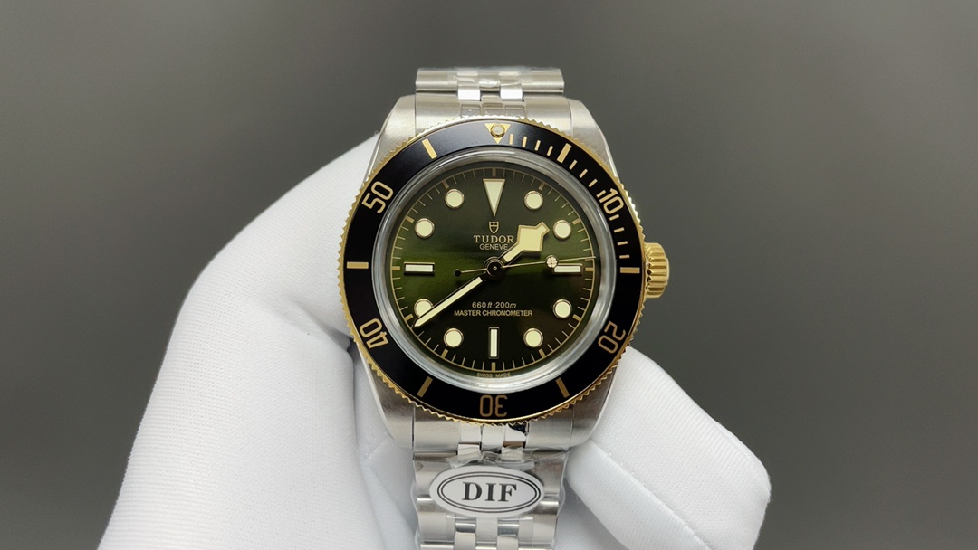 NO:384793,DIF Tudor Biwan new product is launched, Harolds Anniversary Limited Edition of the UK Limited Edition worldwide, DIF is carefully developed!  After a year of careful creation, it was finally released!  This bottom cover pattern has a very high technical content, requiring the use of imported equipment with high-precision laser scale to mark the etching, and the output is very low!  The gold part uses A-pole gold-plated surface to detect gold content, which is the gold-plated process on the market!  The movement uses Seagull’s custom first gear movement without any gaps!  Diameter 41mm aluminum ring strap with angle guide angle polishing and grinding without cutting!  Tif new Tudor quilt can be finely adjusted internally, gold plating19860909DIF帝舵碧湾新品上市 英国哈罗德周年纪念限量版全球限量枚 DIF用心研发！历时一年精心打造,终于面世！此款底盖图案技术含量极大需使用进口设备高精度激光刻度打刻产量非常低！ 金色部分采用A极镀金表面可检测含金也就是市面上的包金工艺！ 机芯采用海鸥定制一档机芯无空档！直径41mm 铝材质圈口表带导角精抛打磨不割手！ Tif新款帝舵表扣扣子内部可微调,,gold plating,Watch