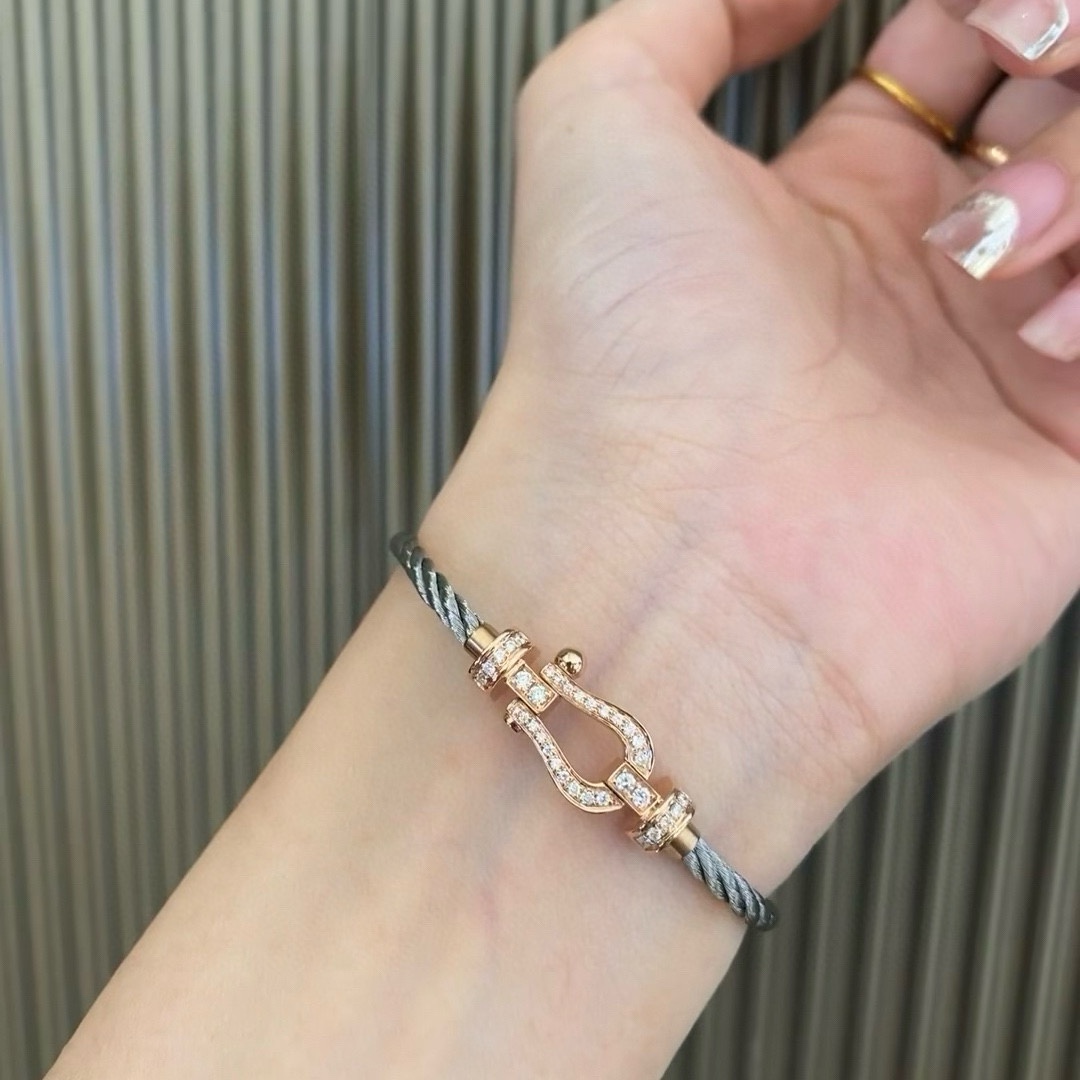 NO:378168,New product releases are popular. Fred Fred full diamond, half diamond, and no diamond horseshoe buckle neutral high-quality soft silver wire rope thin bracelet bracelet bracelet!  The big brand of red leather ropes in the year of the zodiac, fashionable and exquisite FORCE series bracelets high-end customization~Asia gold micro electroplating 18k gold craftsmanship, Seiko horseshoe buckle bracelet!  The effect of getting started is very versatile. Internet celebrity experts. A must-have item for fashion. Rose gold, gold and silver buttons. Two sizes of 17/19cm for couples. Elegant accessories, bracelet, bracelet, gold19860909新品发布火爆费雷德 Fred斐登满钻、半钻、无钻马蹄扣中性款高品质软银丝绳细手绳手链手镯！本命年红皮绳大牌 时尚 精致FORCE 系列手链高端定制～亚金微电镀18k金工艺 精工马蹄扣头手镯！上手效果非常百搭 网红达人 时尚一族必备单品 玫瑰金、黄金、银色扣头男女情侣款两个码数17/19cm,饰品精品,bracelet,bracelet,gold,Jewelry