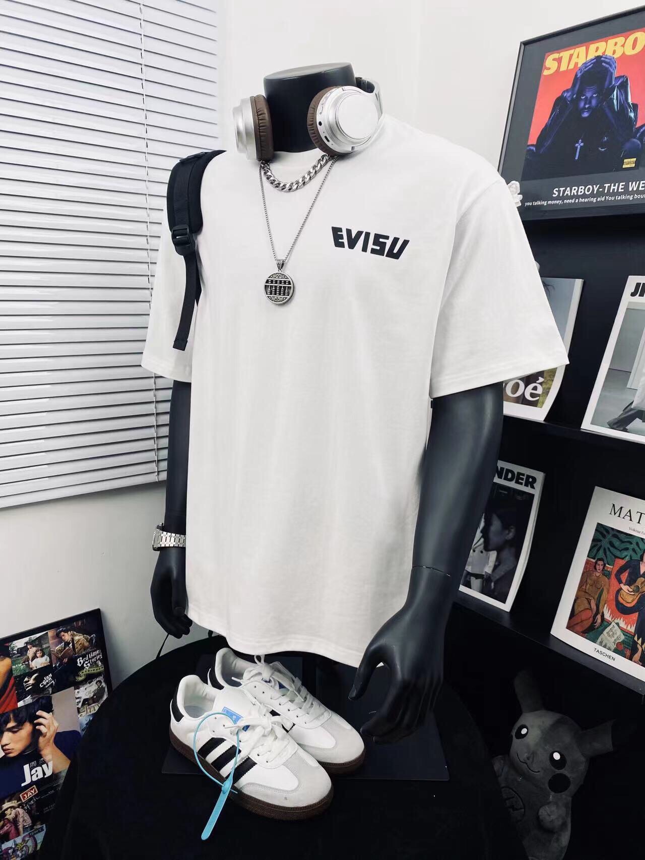 💰80
EVISU🇯🇵 福神高版本风神大M印花男女休闲短袖T恤🌿
不得不推荐一款非常受欢迎的硬货！夏季你需要这样一件超百搭的T恤👏看品质无敌、做工精细！领边全部包边包条处理，相当有品质感！纯棉领口螺纹不会变形，手感特别柔软的纯棉面料，这款绝对值得购买💥版型超正！宽松舒适！情侣款💑百搭首选！

颜色：黑色 白色

尺码:   M__XXL

           M         L       XL      2XL
衣长  70         72      74       76
胸围  110       112     114     116
肩宽  51         53      55       57
  （手工测量 存在1~2厘米的误差哦）