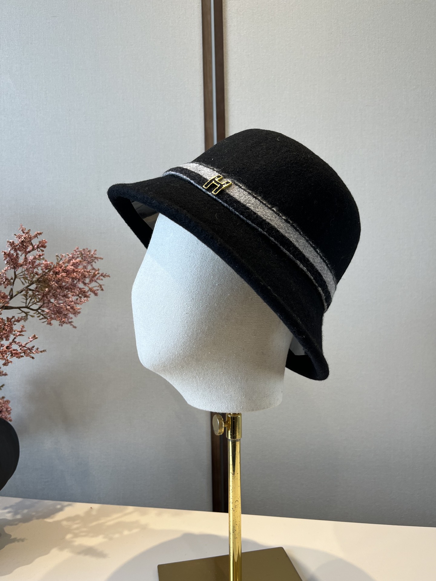 🆕

爱马仕新款羊毛卷边盆帽，不规则剪裁设计，头围57cm
