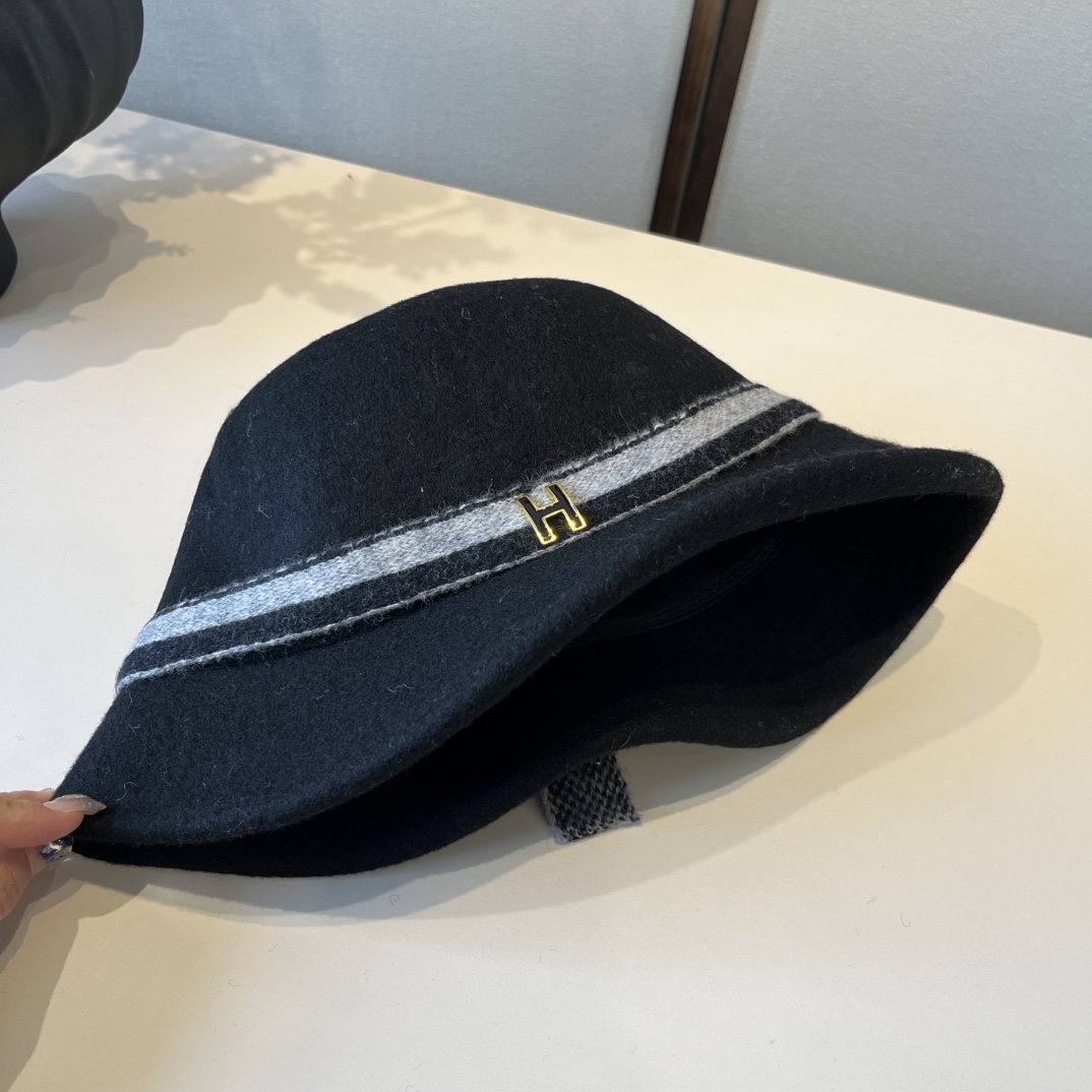 🆕

爱马仕新款羊毛卷边盆帽，不规则剪裁设计，头围57cm
