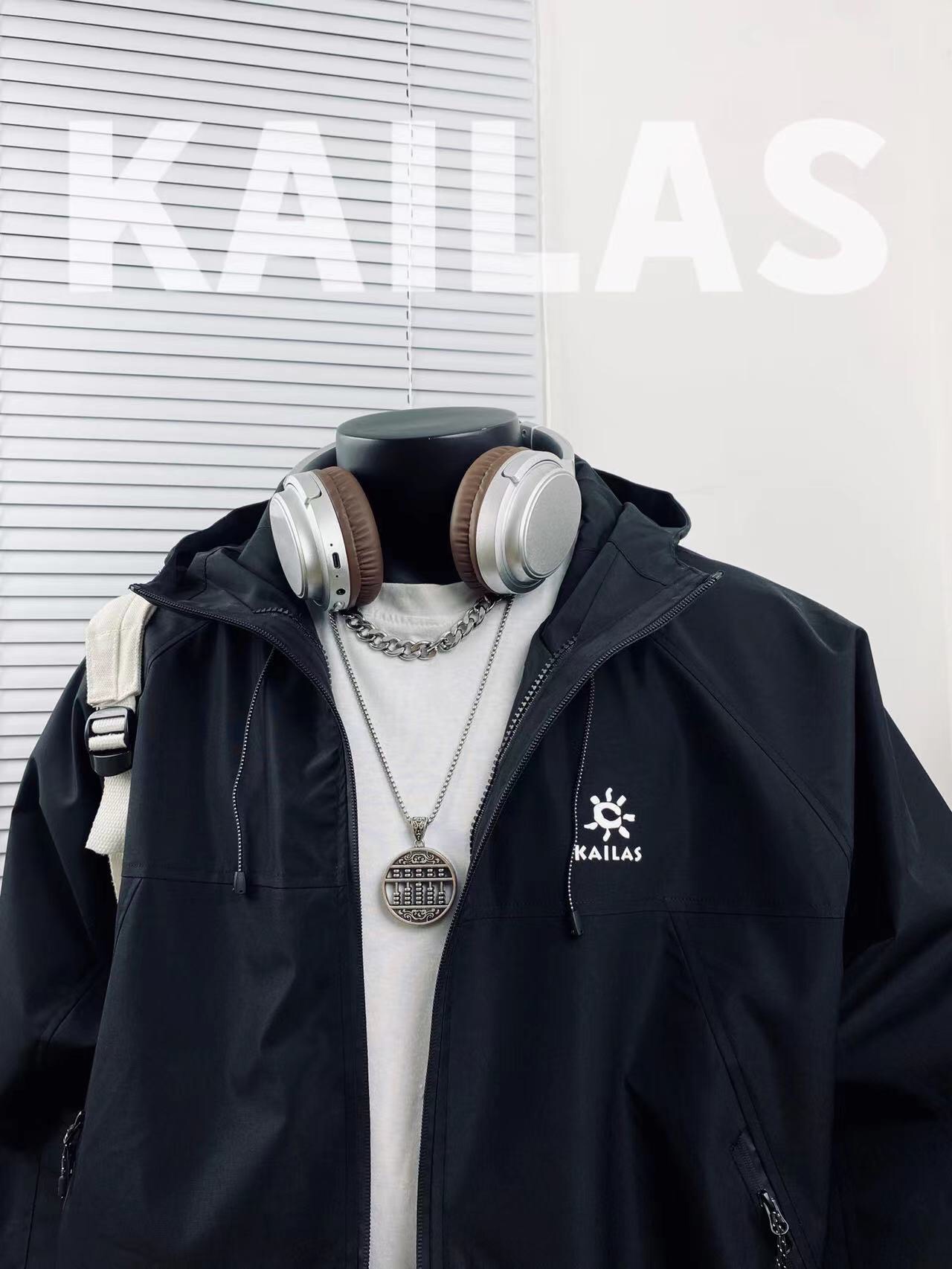 💰140
KAILAS凯乐石运动户外训练限定重工连帽冲锋衣🎈
大爆款内外双拉链三防必备 男女同款👫 爆款上线✅ 简直好看到爆了 版型绝佳超极好看 必入强烈种草款 小红📕流量爆款 明星同款 💥潮流百搭💓 甄选进口高密度面料 品质好不起皱 抗油污 登山户外必备装 防风保暖 放心入手面料品质包满意 上身质感版型满分,做工细节满满!面料柔软舒适 耐穿 上身可萌🉑️欲 真正的百搭神器!😏让你走在时尚潮流的前线💥 网红潮流必入款!赶快入手啦🛒
颜色:酷黑 浅灰 黑灰
尺码:M L XL XXL
衣长 胸围 袖长
M 74 124 56
L 76 126 58
XL 78 128 60
XXL 80 130 62
(os版型 落肩袖设计 手工测量存在1~2厘米误差 )