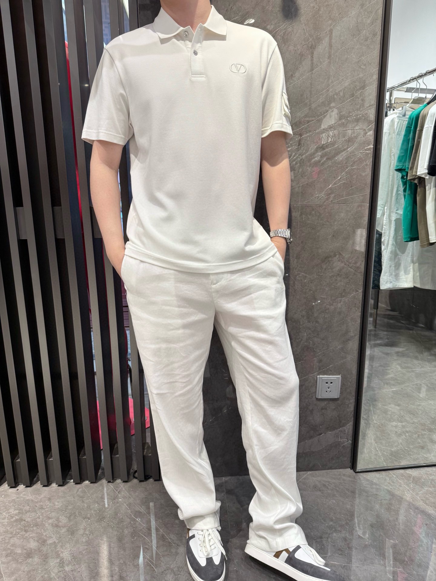 NO:513100,Valentino-2025 latest polo shipments, hot-selling items in Europe and the United States!  Selected Italian imported brand bead floor cotton fabrics, chest brand logo embroidery with the latest design, highlighting fashion!  Number of codes 48-56 (model 180/140 wears 50, with Hong Kong Lane Crawford gift box packaging), valentino, alexander wang19860909华伦天奴-2025最新polo出货 欧美热销单品！精选意大利进口品牌珠地棉面料,胸口品牌标志刺绣搭配最新的设计,彰显时尚 ！码数48-56（模特180/140穿50,配香港连卡佛礼盒包装）,,valentino,alexander wang,Men's clothing