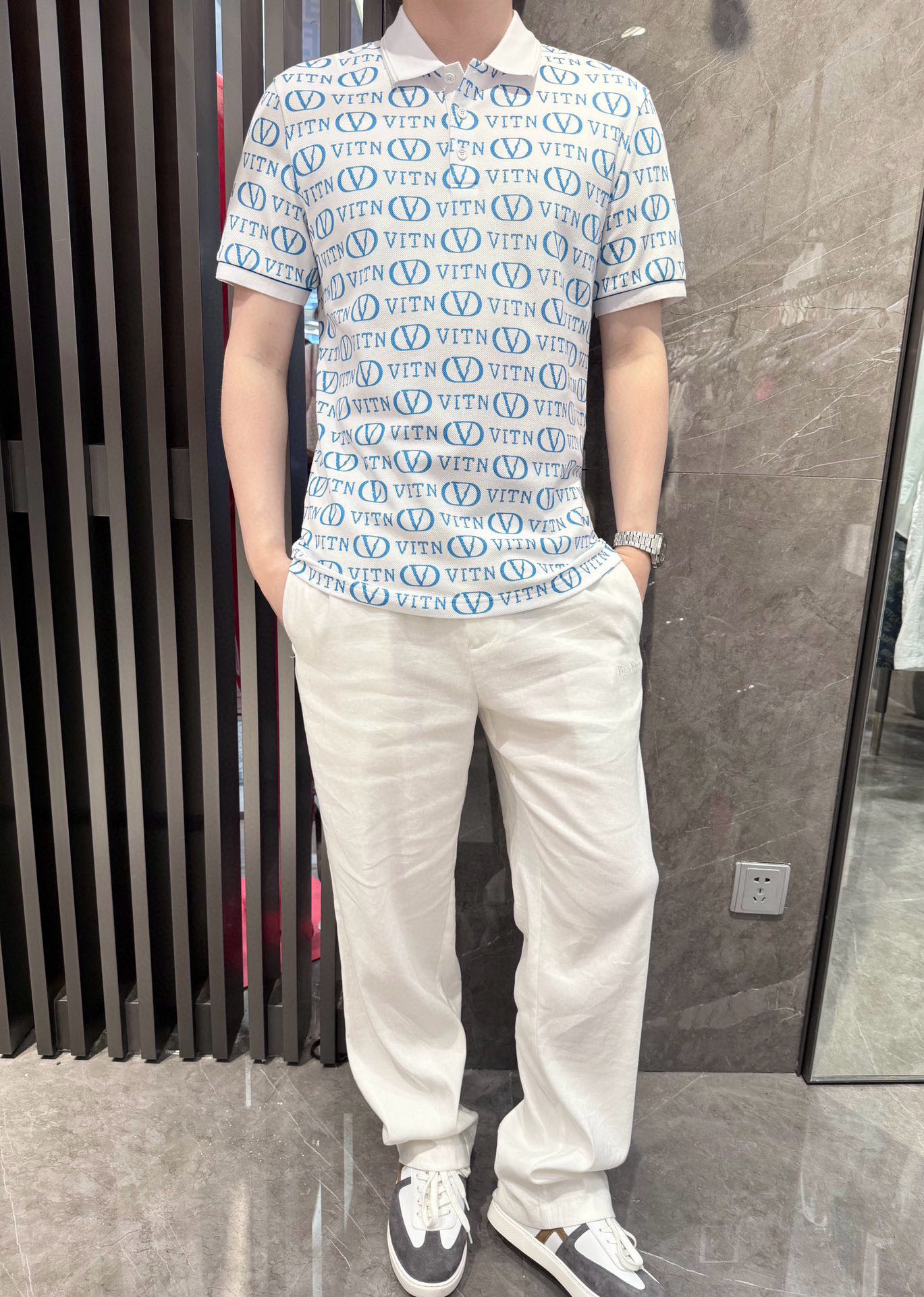 NO:513103,Valentino-2025 latest polo shipments, hot-selling items in Europe and the United States!  Selected Italian imported brand bead floor cotton fabrics, the whole brand logo print is matched with the latest design, highlighting fashion!  Number of codes 48-56 (model 180/140 wears 50, with Hong Kong Lane Crawford gift box packaging), valentino, alexander wang19860909华伦天奴-2025最新polo出货 欧美热销单品！精选意大利进口品牌珠地棉面料,通体的品牌标志印花搭配最新的设计,彰显时尚 ！码数48-56（模特180/140穿50,配香港连卡佛礼盒包装）,,valentino,alexander wang,Men's clothing