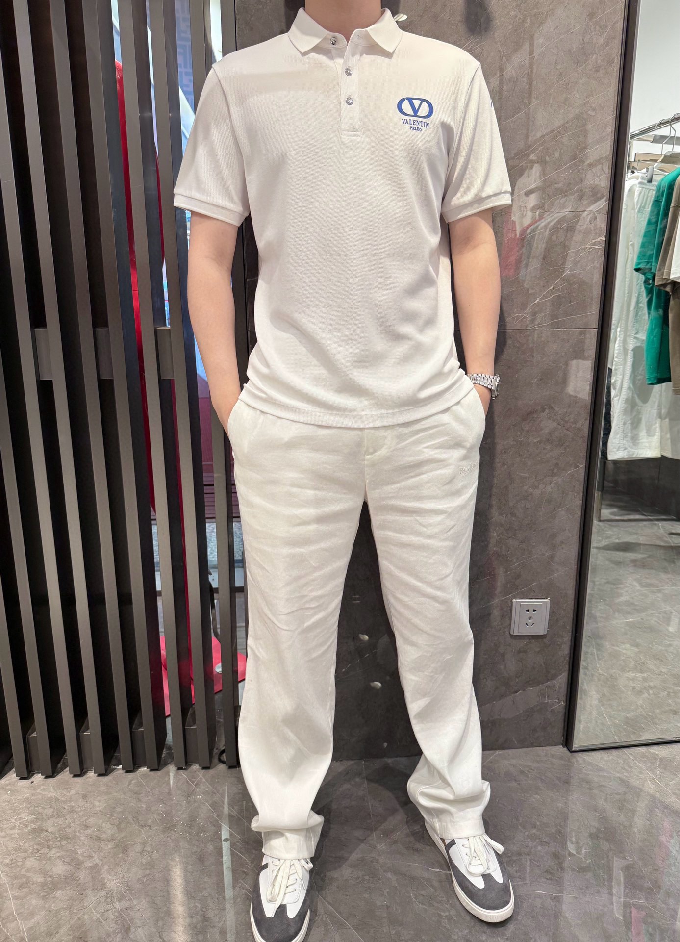 NO:513077,Valentino-2025 latest polo shipments, hot-selling items in Europe and the United States!  Selected Italian imported brand bead floor cotton fabrics, chest brand logo embroidery with the latest design, highlighting fashion!  Number of codes 48-56 (model 180/140 wears 50, with Hong Kong Lane Crawford gift box packaging), valentino, alexander wang19860909华伦天奴-2025最新polo出货 欧美热销单品！精选意大利进口品牌珠地棉面料,胸口品牌标志刺绣搭配最新的设计,彰显时尚 ！码数48-56（模特180/140穿50,配香港连卡佛礼盒包装）,,valentino,alexander wang,Men's clothing