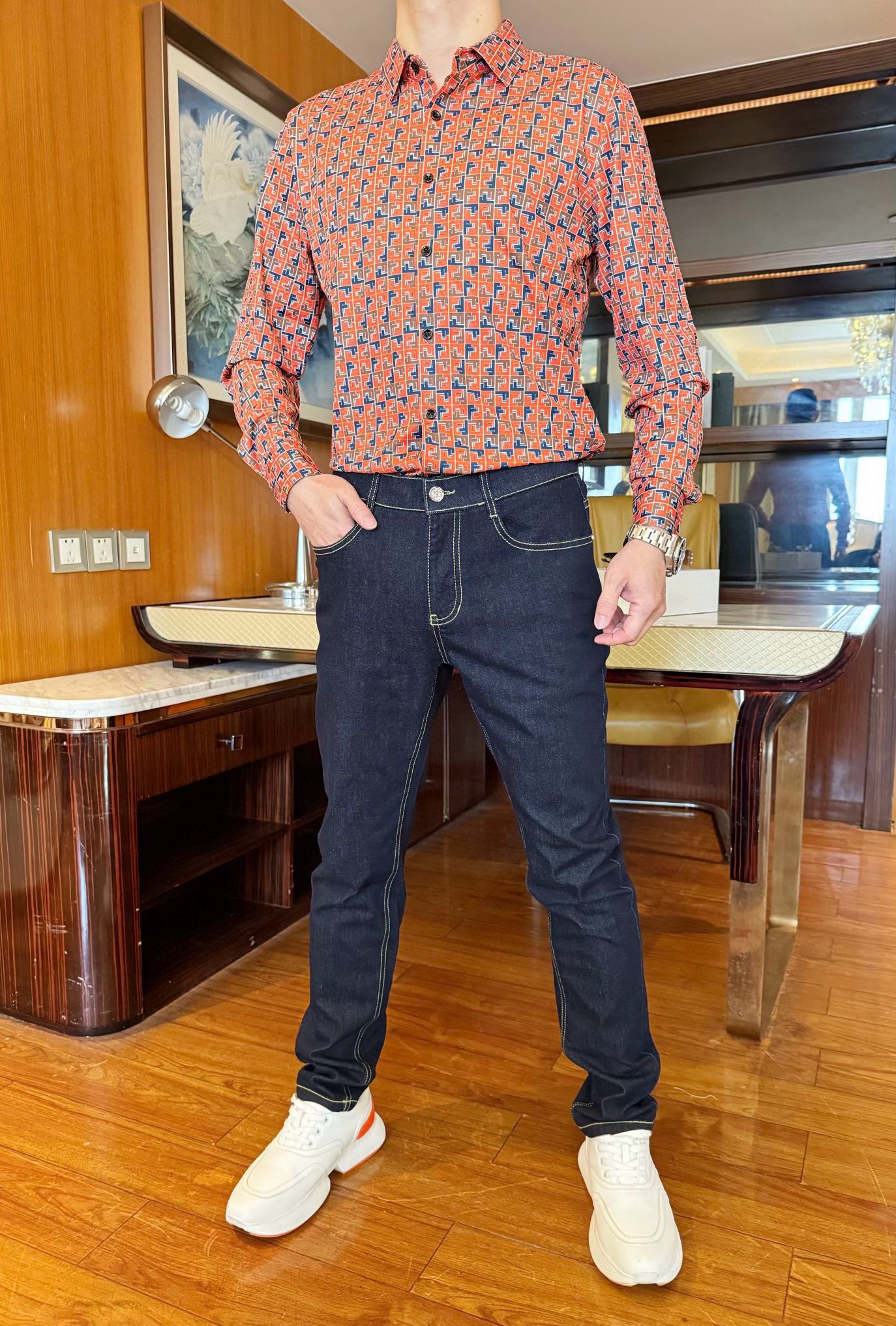 NO:513079,Valentino-2025 counter latest jeans are available, and European and American counters are available at the same time!  Selected Italian imported tannins fabrics with straight slim fit design, brand logo and latest leather labels to show off their taste, business and casual are very suitable. Size 29-38 (model 173/130 wears 31 sizes, with Hong Kong Lane Crawford gift box packaging), valentino, jeans, alexander wang19860909华伦天奴-2025专柜最新款牛仔裤到货 欧美专柜同步发售！精选意大利进口单宁面料搭配直筒修身设计,品牌logo和最新皮标彰显品味 商务休闲都非常适合.尺码29-38（模特173/130穿31码,配香港连卡佛礼盒包装）,,valentino,jeans,alexander wang,Men's clothing