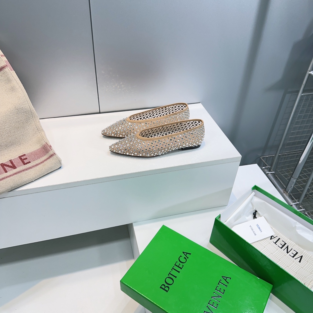 NO:480837,High quality flat bottom!  Top quality Bottega Veneta ss autumn and winter new products mesh hot diamond flat sole and high heels!  Rhinestone tip｜Crush the Milky Way into the edge of the foot, broken diamonds are like star rain, weld the upper dead, pointed toe cuts the 'mediocre' barrier, BV's gorgeousness is never a gentle knife - every step is teaching you how to make the starlight a footnote to the battle jersey, upper imported Austrian rhinestone, footbed imported sheepskin imported from Italy injection molded leather outsole Heel height: flat sole, 9cm Size: 35-42 (40.41.42 is not returned or exchanged) With original packaging, single shoes, bottega veneta, bottega veneta, high heels, sheepskin, Leather soles19860909高品质平底！顶级品质Bottega Veneta ss秋冬新品网纱烫钻平底、高跟鞋！ 水钻尖头｜把银河碾成脚下锋芒 碎钻如星雨焊死鞋面 尖头划破「平庸」结界 BV 的华丽从不是温柔刀——每步都在教你 怎么让星光 成为战袍的注脚 鞋面进口奥地利水钻 垫脚进口羊皮 意大利进口注塑真皮大底 跟高:平底、9cm 码数:35-42（40.41.42定不退换） 配原版包装,单鞋,bottega veneta,bottega veneta,high heels,sheepskin,Leather soles,Women's Shoes