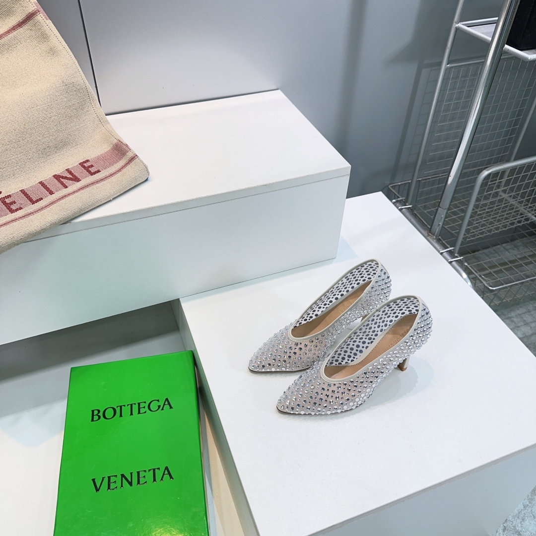 NO:480840,High quality high heels!  Top quality Bottega Veneta ss autumn and winter new products mesh hot diamond flat sole and high heels!  Rhinestone tip｜Crush the Milky Way into the edge of the foot, broken diamonds are like star rain, weld the upper dead, pointed toe cuts the 'mediocre' barrier, BV's gorgeousness is never a gentle knife - every step is teaching you how to make the starlight a footnote to the battle jersey, upper imported Austrian rhinestone, footbed imported sheepskin imported from Italy injection molded leather outsole Heel height: flat sole, 9cm Size: 35-42 (40.41.42 is not returned or exchanged) With original packaging, single shoes, bottega veneta, bottega veneta, high heels, sheepskin, Leather soles19860909高品质高跟！顶级品质Bottega Veneta ss秋冬新品网纱烫钻平底、高跟鞋！ 水钻尖头｜把银河碾成脚下锋芒 碎钻如星雨焊死鞋面 尖头划破「平庸」结界 BV 的华丽从不是温柔刀——每步都在教你 怎么让星光 成为战袍的注脚 鞋面进口奥地利水钻 垫脚进口羊皮 意大利进口注塑真皮大底 跟高:平底、9cm 码数:35-42（40.41.42定不退换） 配原版包装,单鞋,bottega veneta,bottega veneta,high heels,sheepskin,Leather soles,Women's Shoes