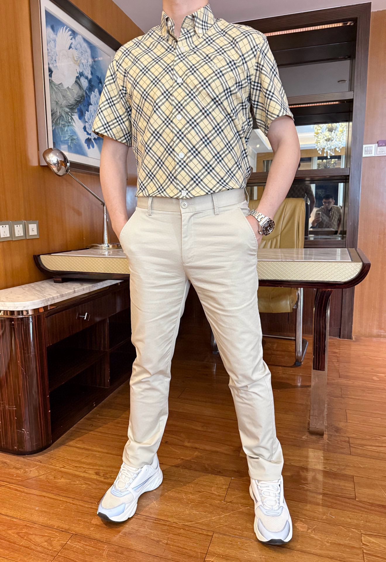 NO:513091,Burberry-2025 counter latest shirts are shipped, and European and American counters are on sale simultaneously!  Selected Italian custom-made cotton fabrics with the latest contrasting fine plaid design, simple and elegant, and are very suitable for business and casual. S-2XL (model 173/130 wearing S code, with Hong Kong Lane Crawford gift box packaging), burberry, alexander wang19860909巴宝莉-2025专柜最新衬衣出货 欧美专柜同步发售！精选意大利定制精棉面料搭配最新的撞色细格纹设计,简约大方 商务休闲都非常适合.码数S-2XL（模特173/130穿S码,配香港连卡佛礼盒包装）,,burberry,alexander wang,Men's clothing