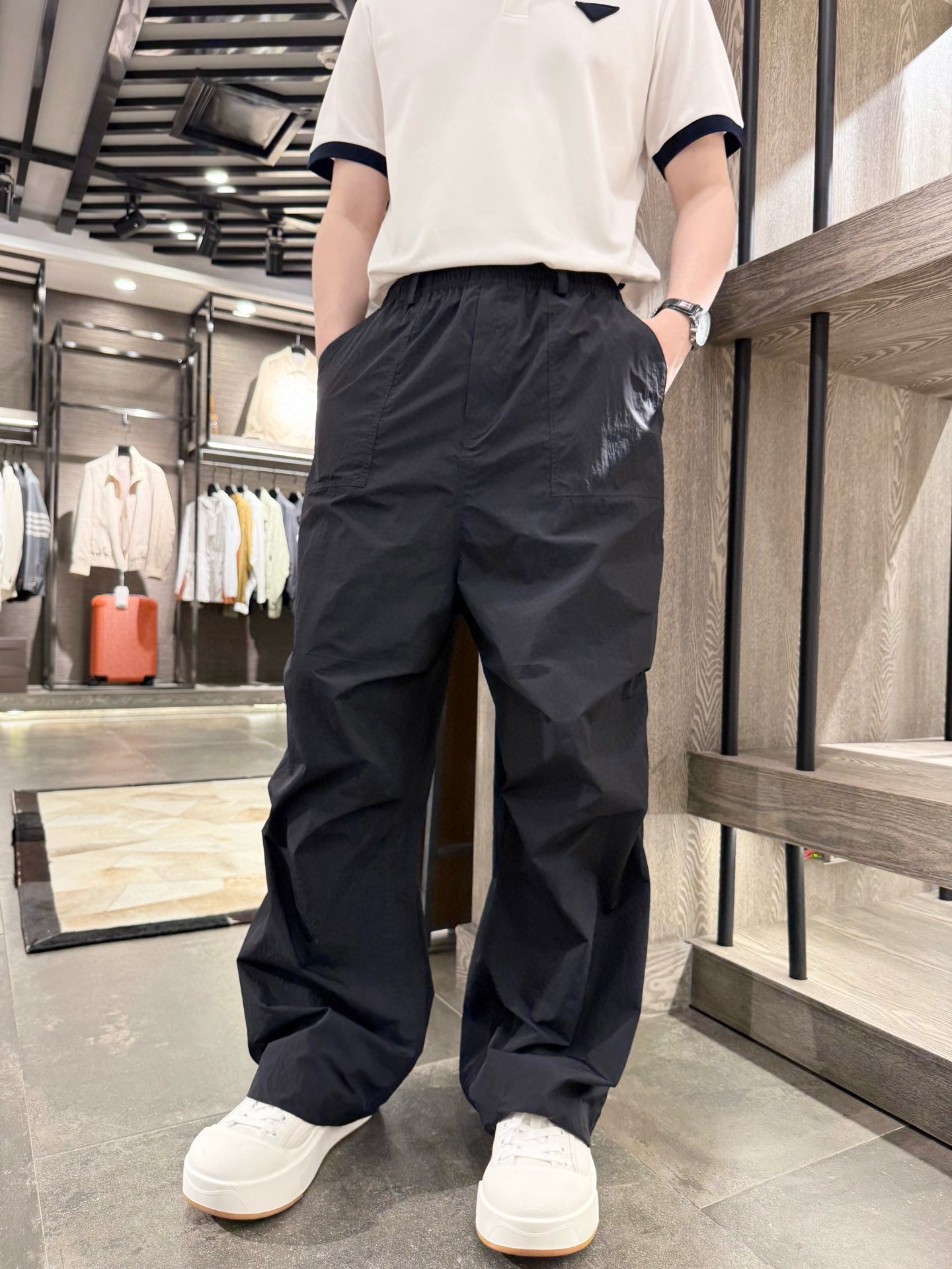 NO:513086,Balenciaga-2025 summer wide-leg casual pants, high-quality lightweight nylon fabric, pants pleated design, loose fit, high-end fashion on the upper body, black S-XL (model 140/140 wears s, with Hong Kong Lane Crawford gift box packaging),,balenciaga,alexander wang19860909巴黎世家-2025夏季阔腿休闲裤,高品质轻质尼龙面料,裤腿褶皱设计,宽松版型,上身高级时尚,黑色 码数S-XL（模特140/140穿s,配香港连卡佛礼盒包装）,,balenciaga,alexander wang,Men's clothing