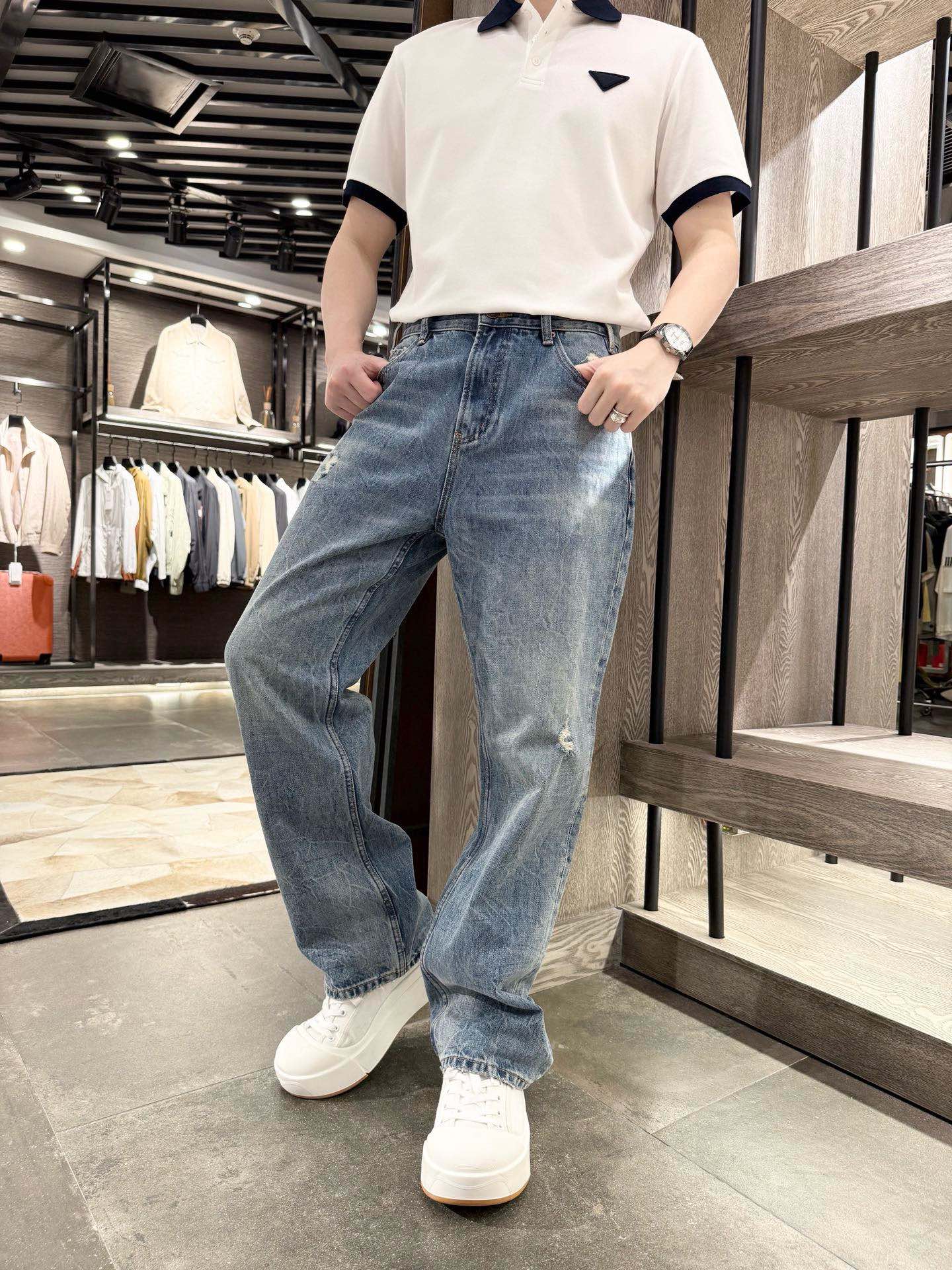 NO:513089,Lv-2025 new denim jeans, high-quality denim fabric, very textured, heavy industry washing, hole design, neat and detailed wiring, in place, straight style, fashion and trendy upper body, high-end and versatile, S-XXL (model 180/140 wears M, with Hong Kong Lane Crawford gift box packaging),,louis vuitton, jeans,alexander wang19860909Lv-2025新款丹宁牛仔裤,高品质牛仔面料,非常有质感,重工洗水,破洞设计,走线工整细致,细节到位,直筒版型,上身时尚潮流,高端百搭,码数S-XXL(模特180/140穿M,配香港连卡佛礼盒包装),,louis vuitton,jeans,alexander wang,Men's clothing