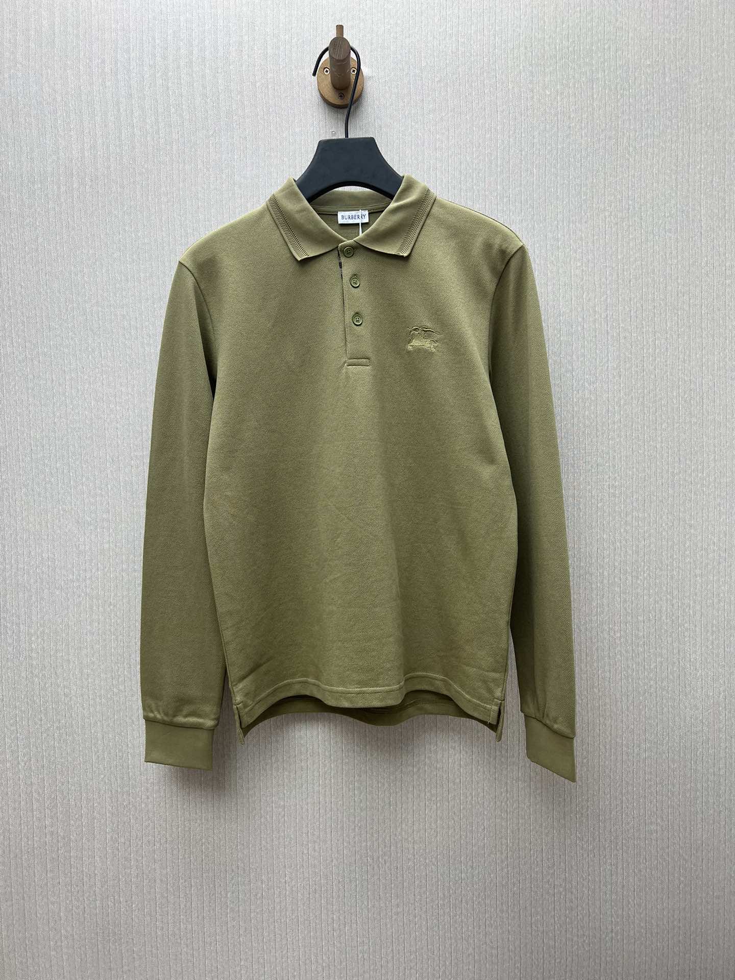 El nuevo polo de manga larga 25ss de Burberry está confeccionado con una ligera malla de piqué de algodón y adornado co…