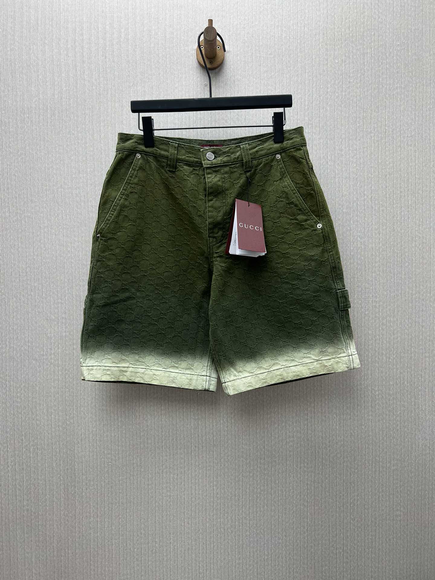 Shorts degradados nuevos de G para 25ss, confeccionados en lona verde bosque y verde claro, adornados con el icónico pa…