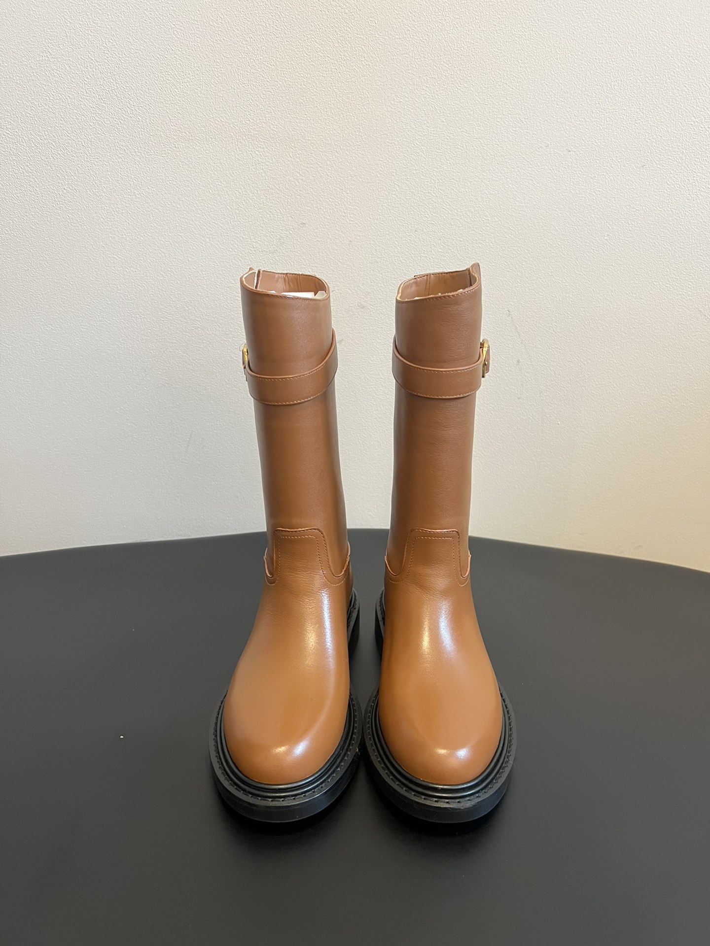 NO:494423,Top quality Celin* 25ss autumn and winter new products, retro flat-soled high boots. There are really many good-looking styles in this season. For example, this military boot is very motorcycle-style. It focuses on praising the boot barrel design and does not pick the leg shape at all. It turns into long legs in seconds when you put your feet on, which is super slim and versatile!  It's absolutely amazing. Calfskin upper, silk cowhide, outsole, rubber outsole + leather edge strip, Size35-40 (customized for 40), boots, celine, celine, boots, cowhide19860909顶级精品 Celin* 赛琳 25ss秋冬新品 复古平底高靴 塞琳这一季好看的款式真的是很多 比如这款军靴就很机车风 重点夸夸靴筒设计 完全不挑腿型 上脚秒变大长腿,超级显瘦又百搭！简直绝绝子了 鞋面小牛皮 内里丝绸牛皮 大底橡胶大底+真皮沿条 Size35-40（40定做）,靴子,celine,celine,boots,cowhide,Women's Shoes