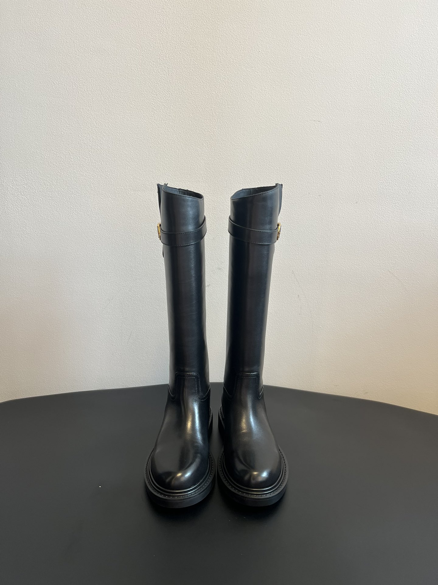 NO:494395,Top quality Celin* 25ss autumn and winter new products, retro flat-soled high boots. There are really many good-looking styles in this season. For example, this military boot is very motorcycle-style. It focuses on praising the boot barrel design and does not pick the leg shape at all. It turns into long legs in seconds when you put your feet on, which is super slim and versatile!  It's absolutely amazing. Calfskin upper, silk cowhide, outsole, rubber outsole + leather edge strip, Size35-40 (customized for 40), boots, celine, celine, boots, cowhide19860909顶级精品 Celin* 赛琳 25ss秋冬新品 复古平底高靴 塞琳这一季好看的款式真的是很多 比如这款军靴就很机车风 重点夸夸靴筒设计 完全不挑腿型 上脚秒变大长腿,超级显瘦又百搭！简直绝绝子了 鞋面小牛皮 内里丝绸牛皮 大底橡胶大底+真皮沿条 Size35-40（40定做）,靴子,celine,celine,boots,cowhide,Women's Shoes