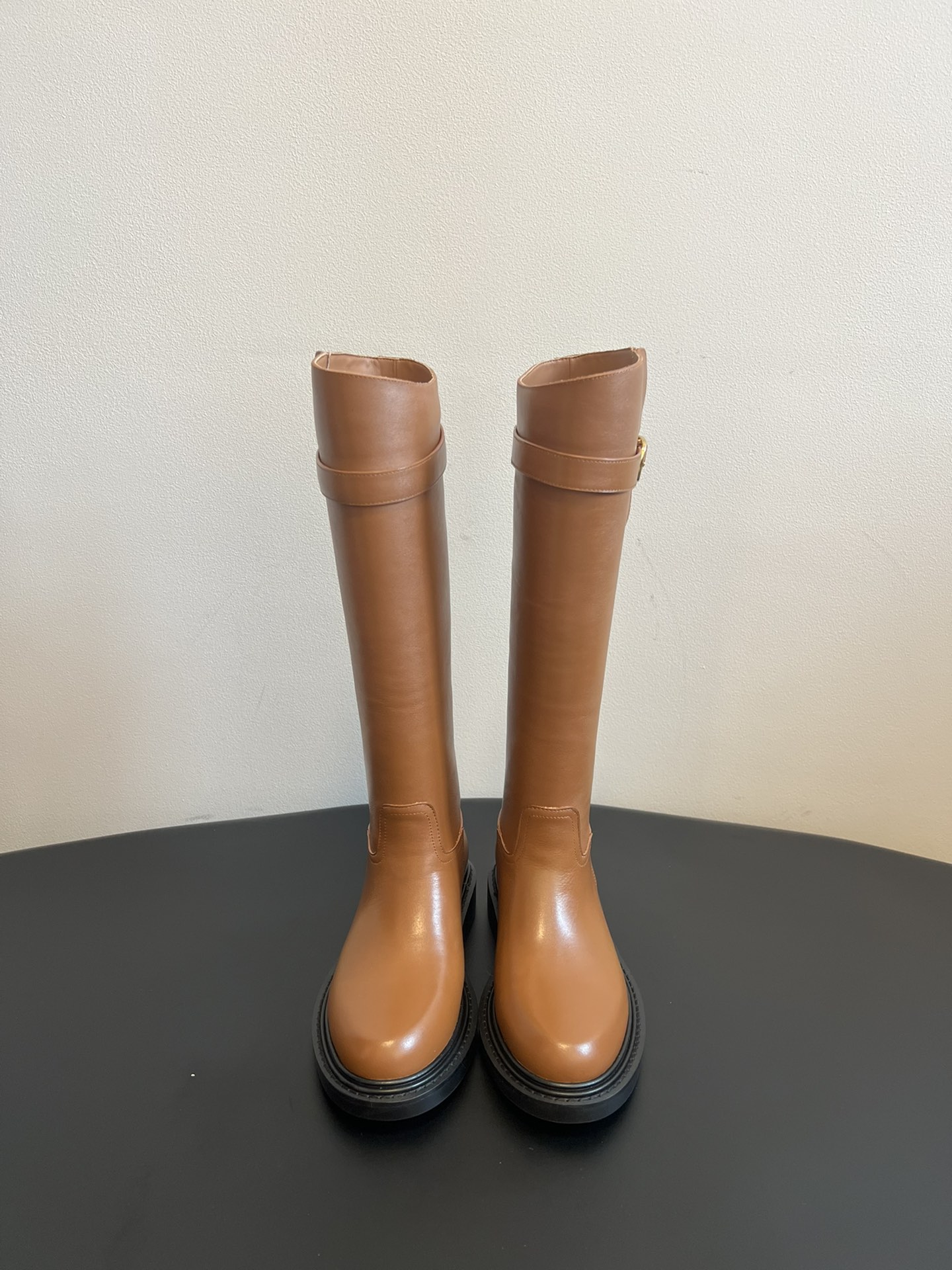 NO:494403,Top quality Celin* 25ss autumn and winter new products, retro flat-soled high boots. There are really many good-looking styles in this season. For example, this military boot is very motorcycle-style. It focuses on praising the boot barrel design and does not pick the leg shape at all. It turns into long legs in seconds when you put your feet on, which is super slim and versatile!  It's absolutely amazing. Calfskin upper, silk cowhide, outsole, rubber outsole + leather edge strip, Size35-40 (customized for 40), boots, celine, celine, boots, cowhide19860909顶级精品 Celin* 赛琳 25ss秋冬新品 复古平底高靴 塞琳这一季好看的款式真的是很多 比如这款军靴就很机车风 重点夸夸靴筒设计 完全不挑腿型 上脚秒变大长腿,超级显瘦又百搭！简直绝绝子了 鞋面小牛皮 内里丝绸牛皮 大底橡胶大底+真皮沿条 Size35-40（40定做）,靴子,celine,celine,boots,cowhide,Women's Shoes