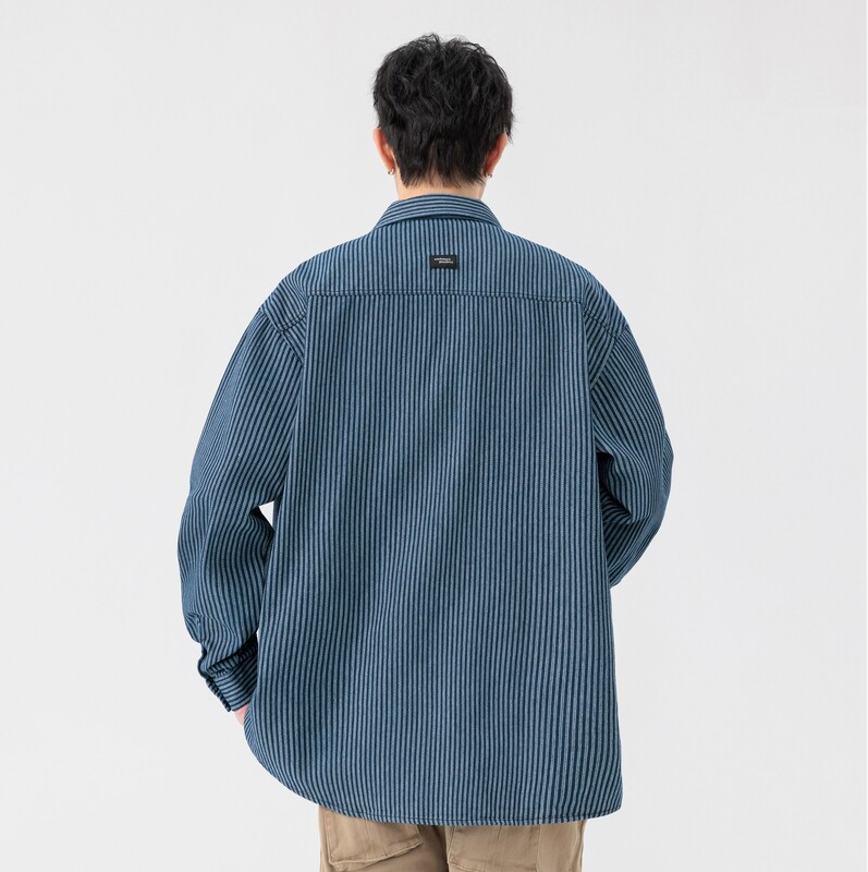 💰100
【Dickies/迪克斯 专柜新款定制条纹水洗牛仔衬衫夹克外套】

迪克斯海外版首发新品，采用定制条纹水洗工艺，清爽百搭，衣角迪克斯logo贴标设计，简约又不简单，ins/小红书 网红推荐款，男生女生都可以穿，也可搭配情侣。

颜色:蓝色
尺码:M-3XL（详情见图9）