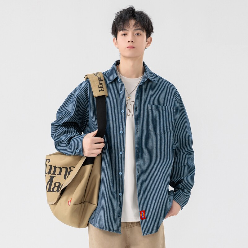 💰100
【Dickies/迪克斯 专柜新款定制条纹水洗牛仔衬衫夹克外套】

迪克斯海外版首发新品，采用定制条纹水洗工艺，清爽百搭，衣角迪克斯logo贴标设计，简约又不简单，ins/小红书 网红推荐款，男生女生都可以穿，也可搭配情侣。

颜色:蓝色
尺码:M-3XL（详情见图9）