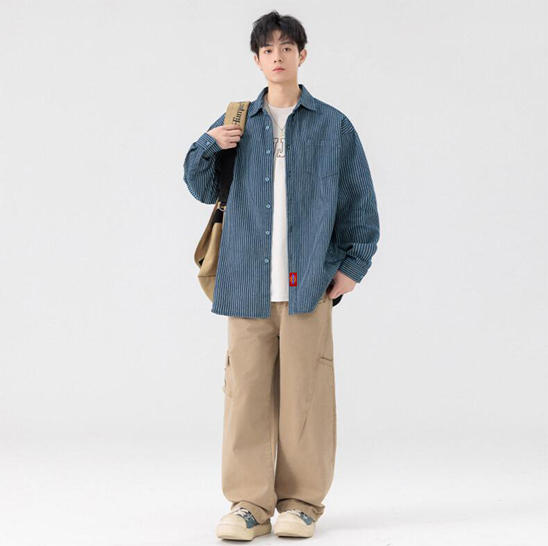 💰100
【Dickies/迪克斯 专柜新款定制条纹水洗牛仔衬衫夹克外套】

迪克斯海外版首发新品，采用定制条纹水洗工艺，清爽百搭，衣角迪克斯logo贴标设计，简约又不简单，ins/小红书 网红推荐款，男生女生都可以穿，也可搭配情侣。

颜色:蓝色
尺码:M-3XL（详情见图9）