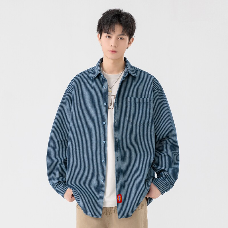 💰100
【Dickies/迪克斯 专柜新款定制条纹水洗牛仔衬衫夹克外套】

迪克斯海外版首发新品，采用定制条纹水洗工艺，清爽百搭，衣角迪克斯logo贴标设计，简约又不简单，ins/小红书 网红推荐款，男生女生都可以穿，也可搭配情侣。

颜色:蓝色
尺码:M-3XL（详情见图9）