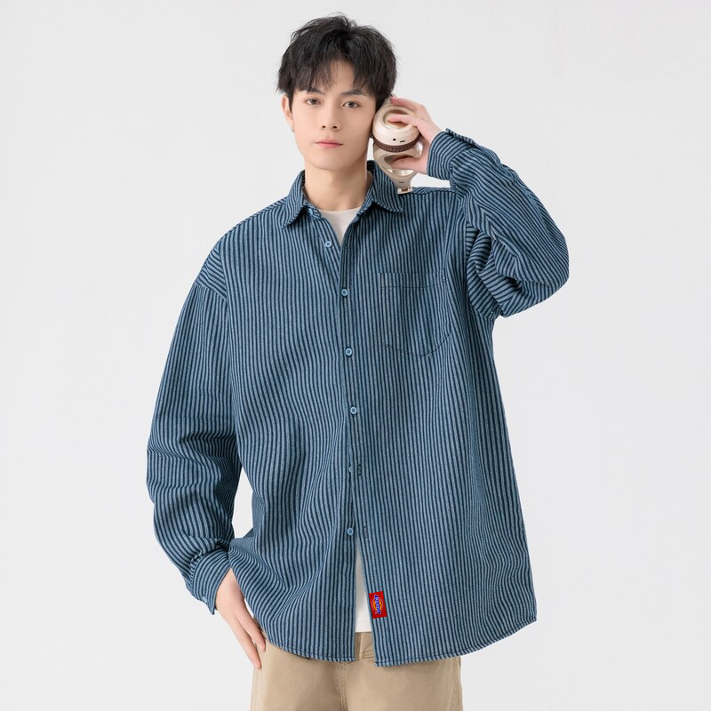 💰100
【Dickies/迪克斯 专柜新款定制条纹水洗牛仔衬衫夹克外套】

迪克斯海外版首发新品，采用定制条纹水洗工艺，清爽百搭，衣角迪克斯logo贴标设计，简约又不简单，ins/小红书 网红推荐款，男生女生都可以穿，也可搭配情侣。

颜色:蓝色
尺码:M-3XL（详情见图9）