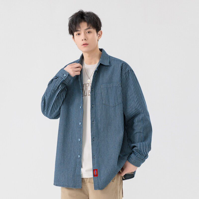 💰100
【Dickies/迪克斯 专柜新款定制条纹水洗牛仔衬衫夹克外套】

迪克斯海外版首发新品，采用定制条纹水洗工艺，清爽百搭，衣角迪克斯logo贴标设计，简约又不简单，ins/小红书 网红推荐款，男生女生都可以穿，也可搭配情侣。

颜色:蓝色
尺码:M-3XL（详情见图9）