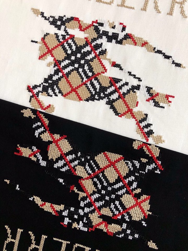  Burberry 巴宝莉 BBR 微阔版型短袖圆领T恤\n25春夏顶级格纹刺绣骑士经典，精致工艺面料，