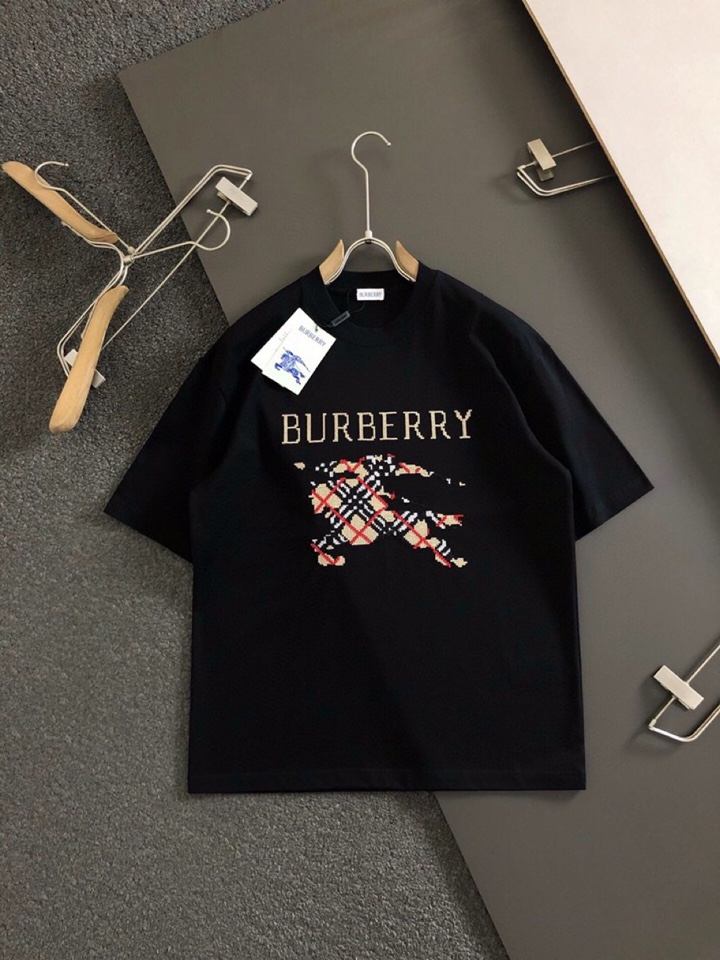  Burberry 巴宝莉 BBR 微阔版型短袖圆领T恤\n25春夏顶级格纹刺绣骑士经典，精致工艺面料，