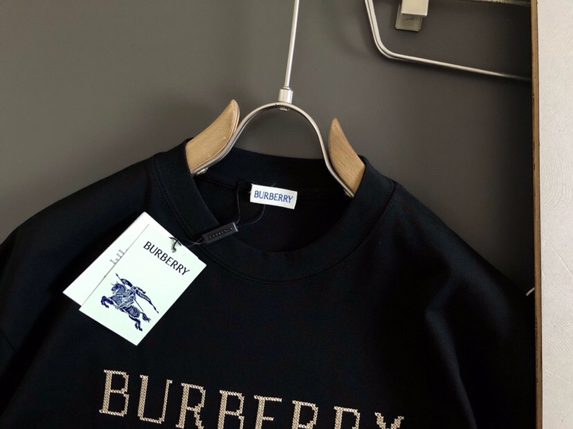  Burberry 巴宝莉 BBR 微阔版型短袖圆领T恤\n25春夏顶级格纹刺绣骑士经典，精致工艺面料，