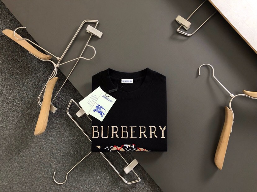  Burberry 巴宝莉 BBR 微阔版型短袖圆领T恤\n25春夏顶级格纹刺绣骑士经典，精致工艺面料，