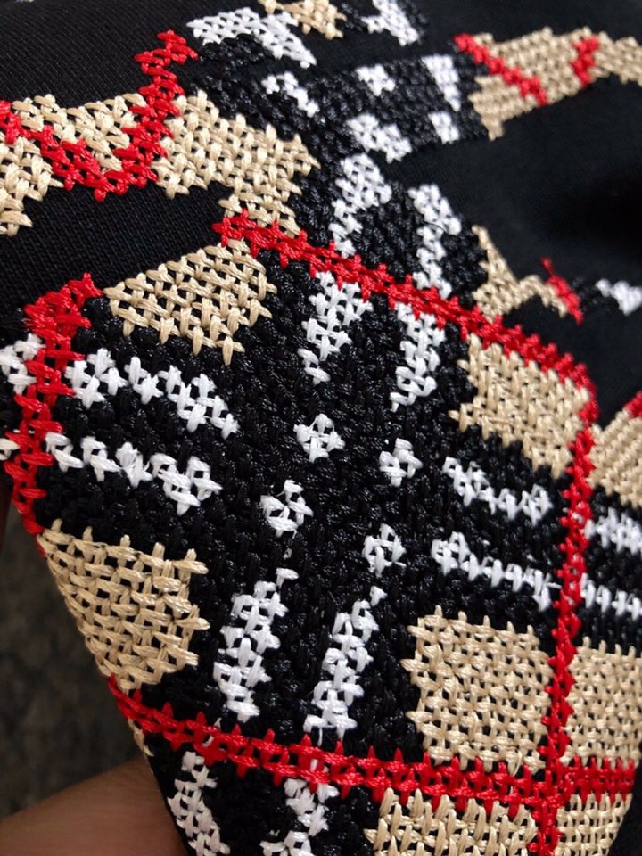  Burberry 巴宝莉 BBR 微阔版型短袖圆领T恤\n25春夏顶级格纹刺绣骑士经典，精致工艺面料，