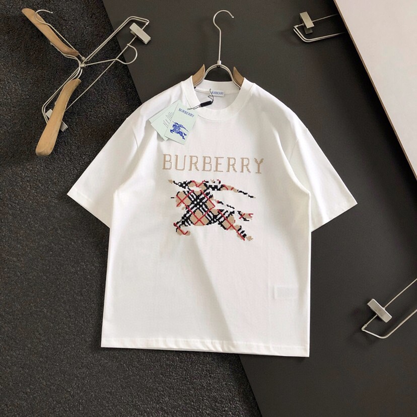 Burberry 巴宝莉 BBR 微阔版型短袖圆领T恤\n25春夏顶级格纹刺绣骑士经典，精致工艺面料，