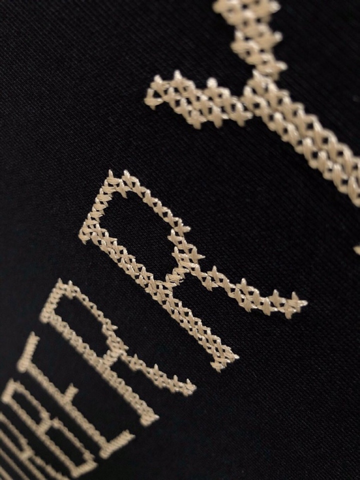  Burberry 巴宝莉 BBR 微阔版型短袖圆领T恤\n25春夏顶级格纹刺绣骑士经典，精致工艺面料，