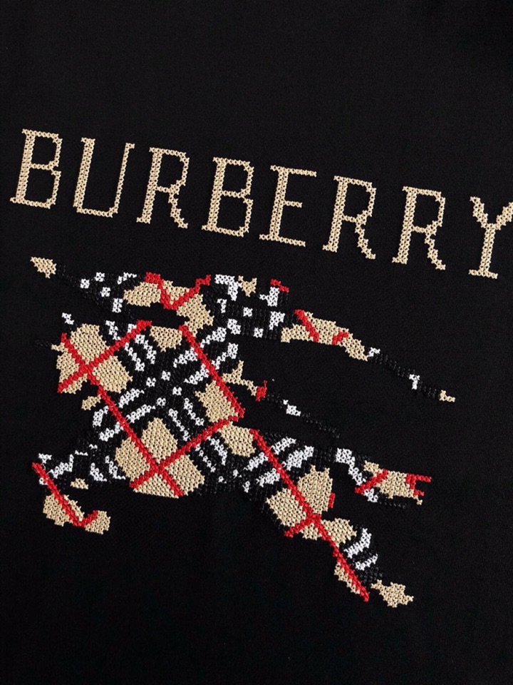  Burberry 巴宝莉 BBR 微阔版型短袖圆领T恤\n25春夏顶级格纹刺绣骑士经典，精致工艺面料，