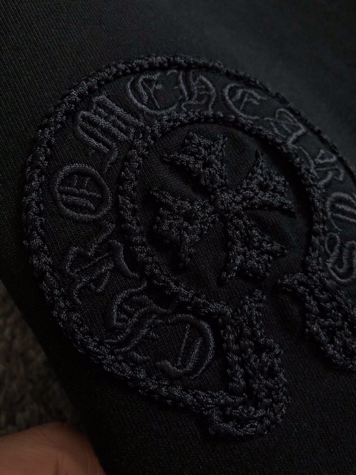  Chrome Hearts 克罗心 微阔版型短袖圆领T恤，\n25春夏顶级梵文线绣前后幅对应，精致工艺